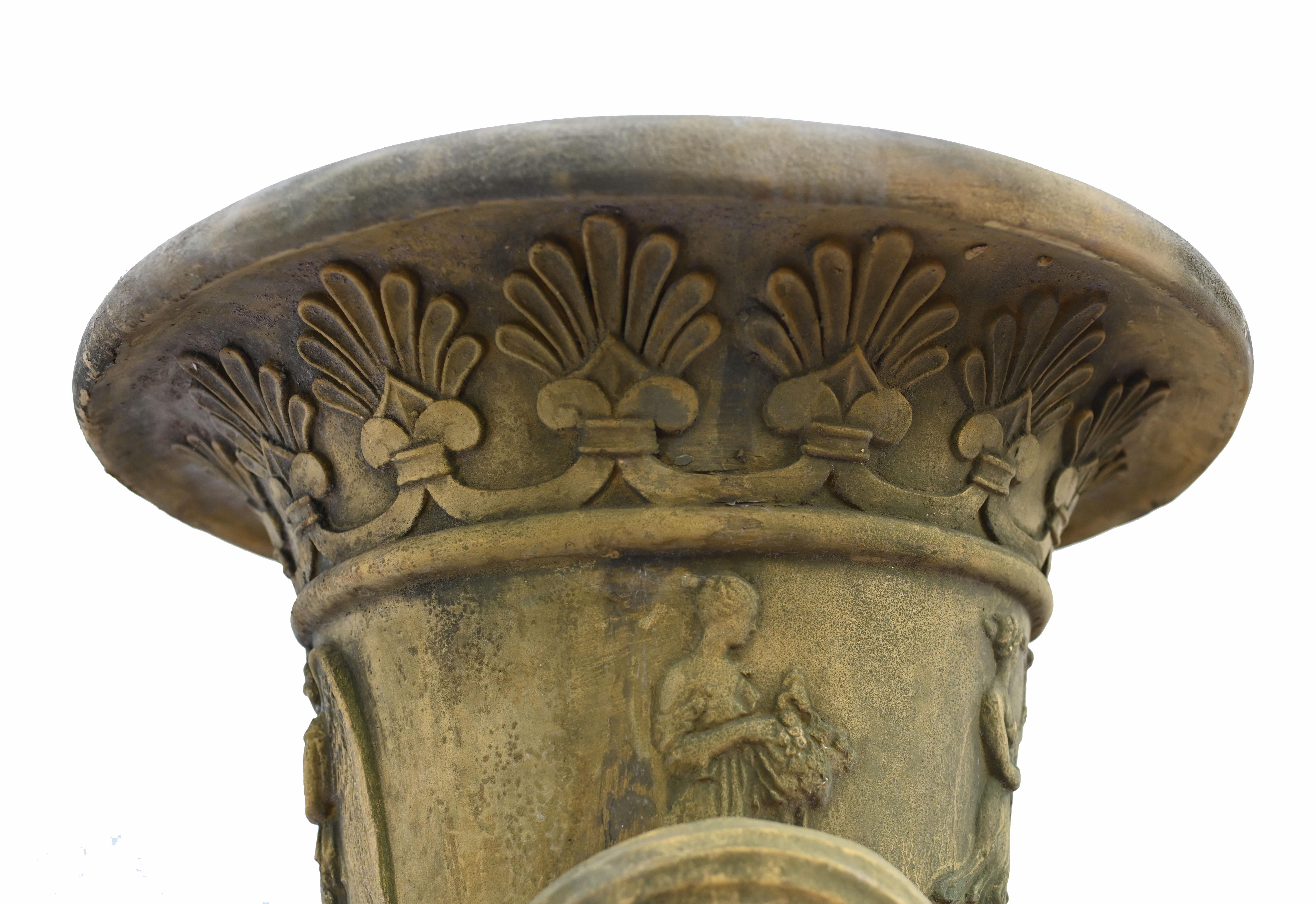 Pareja de Urnas de Jardín Campana Base Pedestal Clásica Thomas Hope Terracota finales del siglo XX en venta
