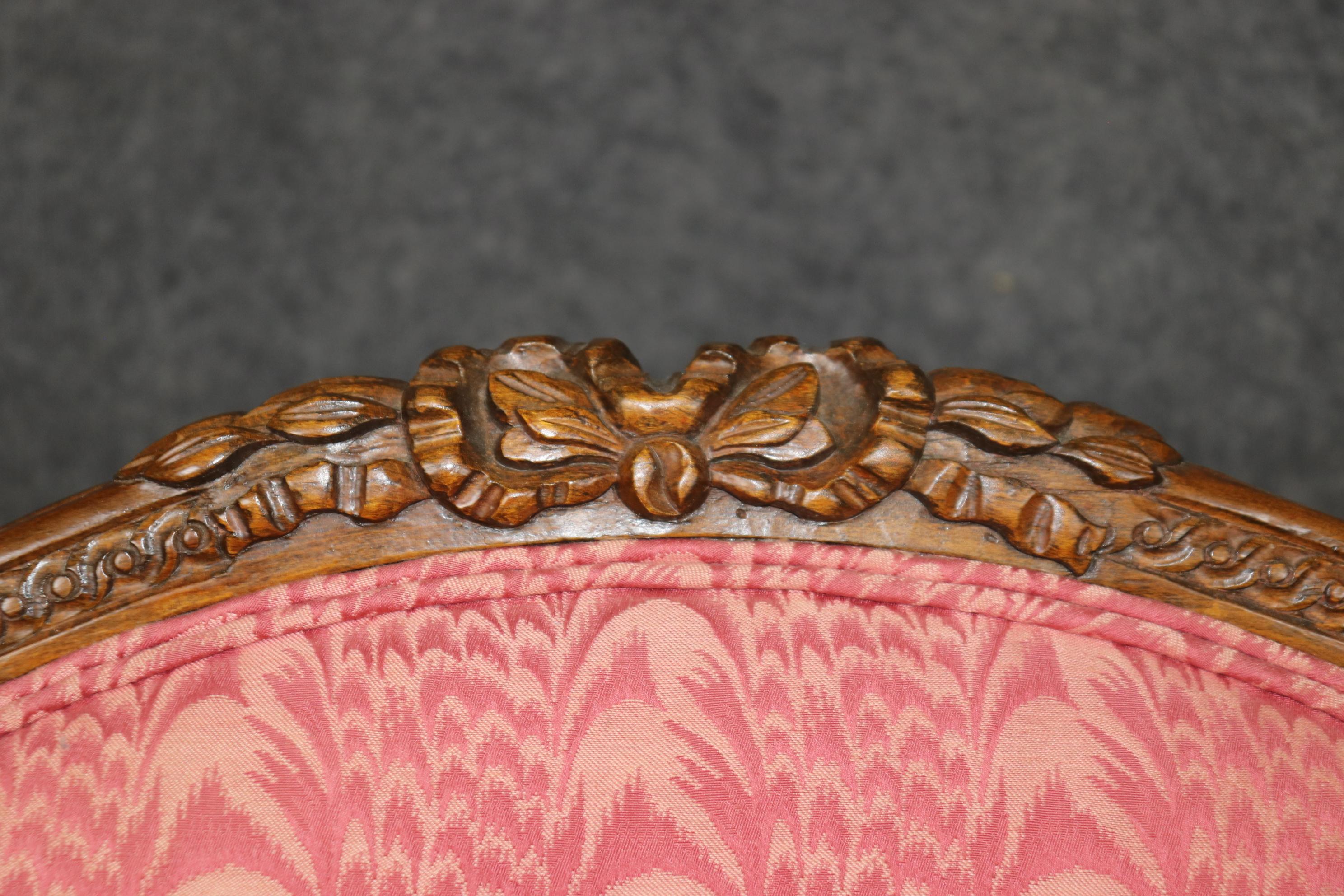 Questi sono semplicemente stupendi! Le cornici francesi intagliate sono assolutamente spettacolari e in buone condizioni vintage, con lievi segni di età e d'uso e una bellissima tappezzeria in stile moire. Il tessuto è un 