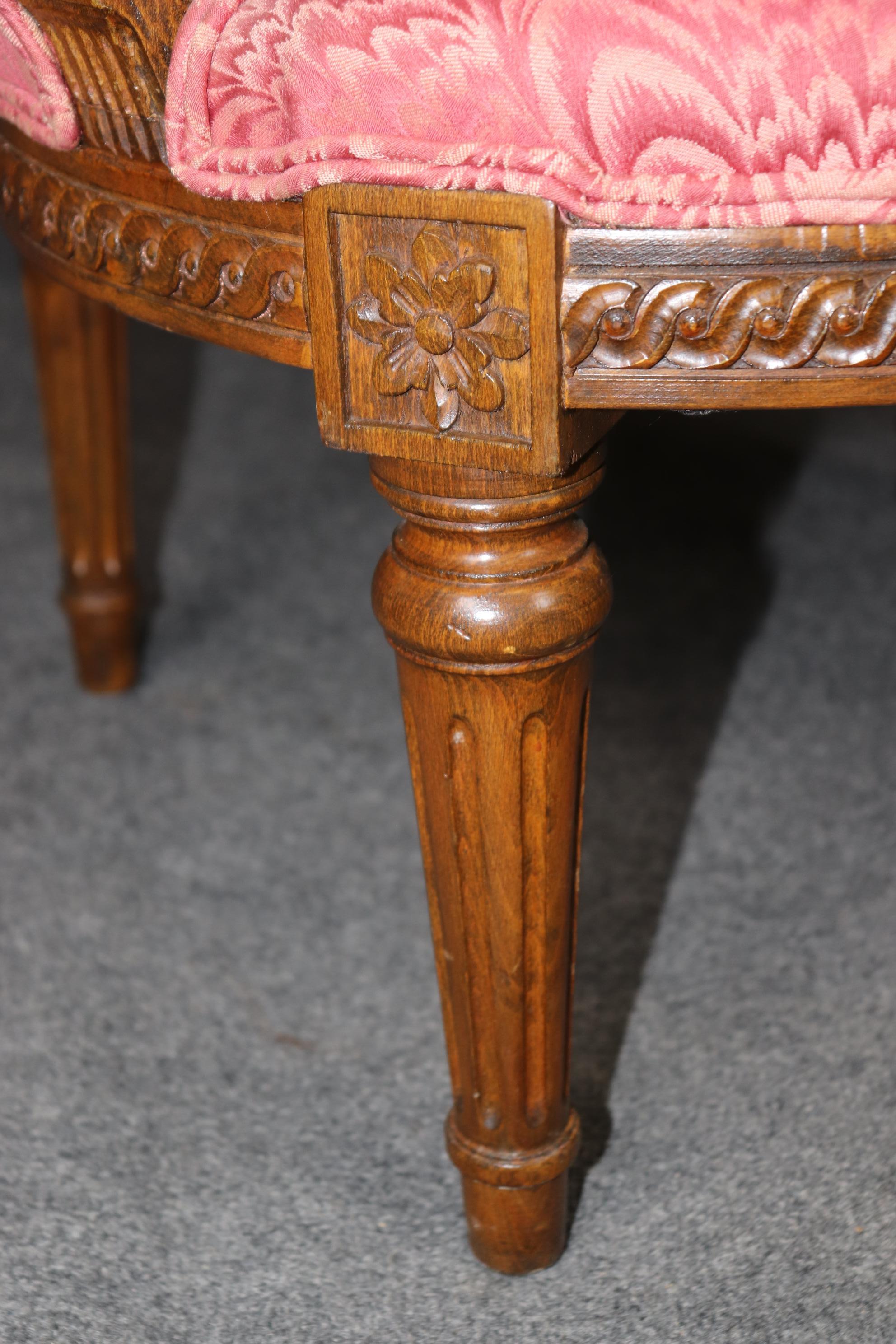 Coppia di autentiche sedie Bergère in stile Luigi XVI in noce intagliato francese, circa anni '50 In condizioni buone in vendita a Swedesboro, NJ