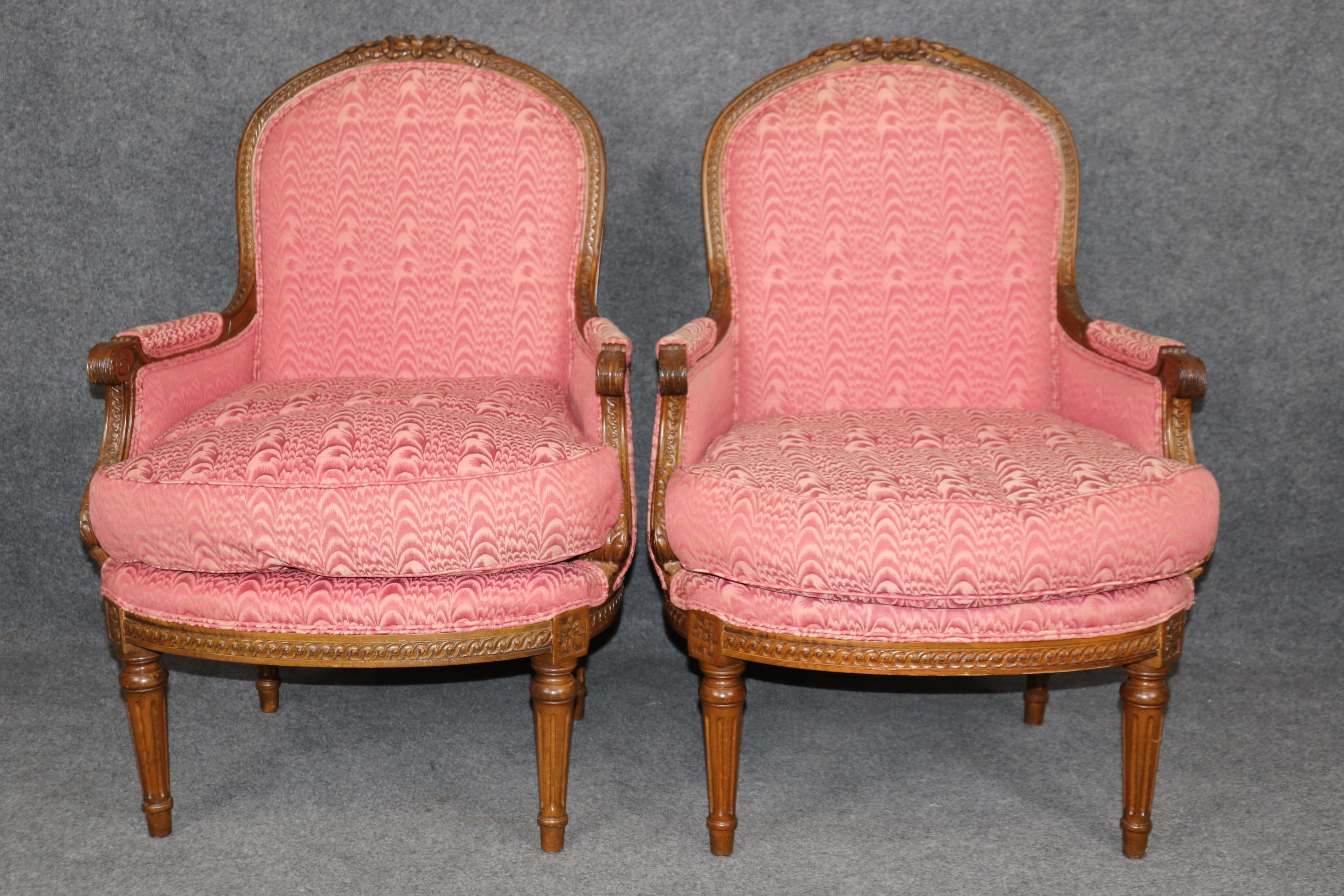 Metà XX secolo Coppia di autentiche sedie Bergère in stile Luigi XVI in noce intagliato francese, circa anni '50 in vendita