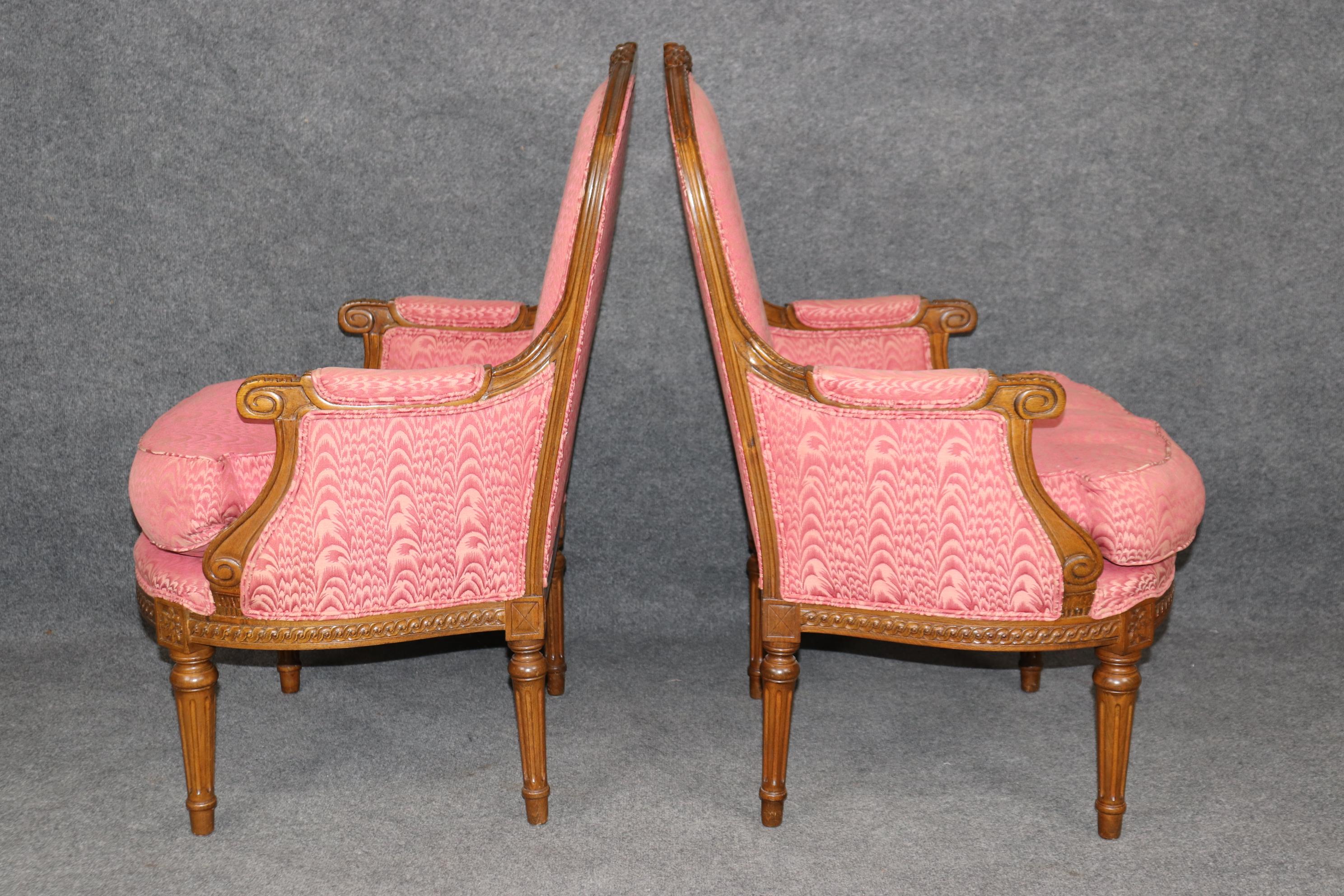 Noce Coppia di autentiche sedie Bergère in stile Luigi XVI in noce intagliato francese, circa anni '50 in vendita