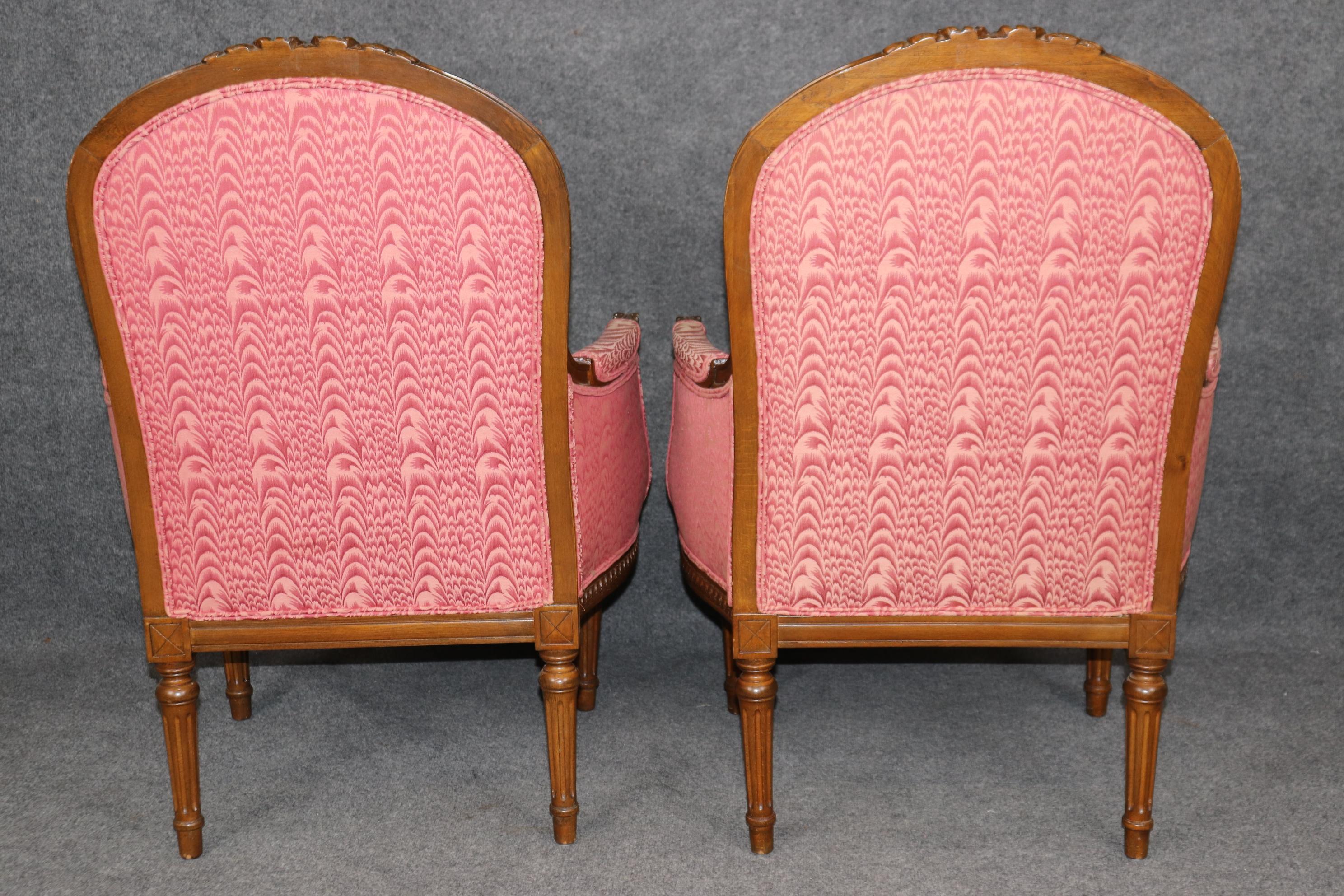 Coppia di autentiche sedie Bergère in stile Luigi XVI in noce intagliato francese, circa anni '50 in vendita 1