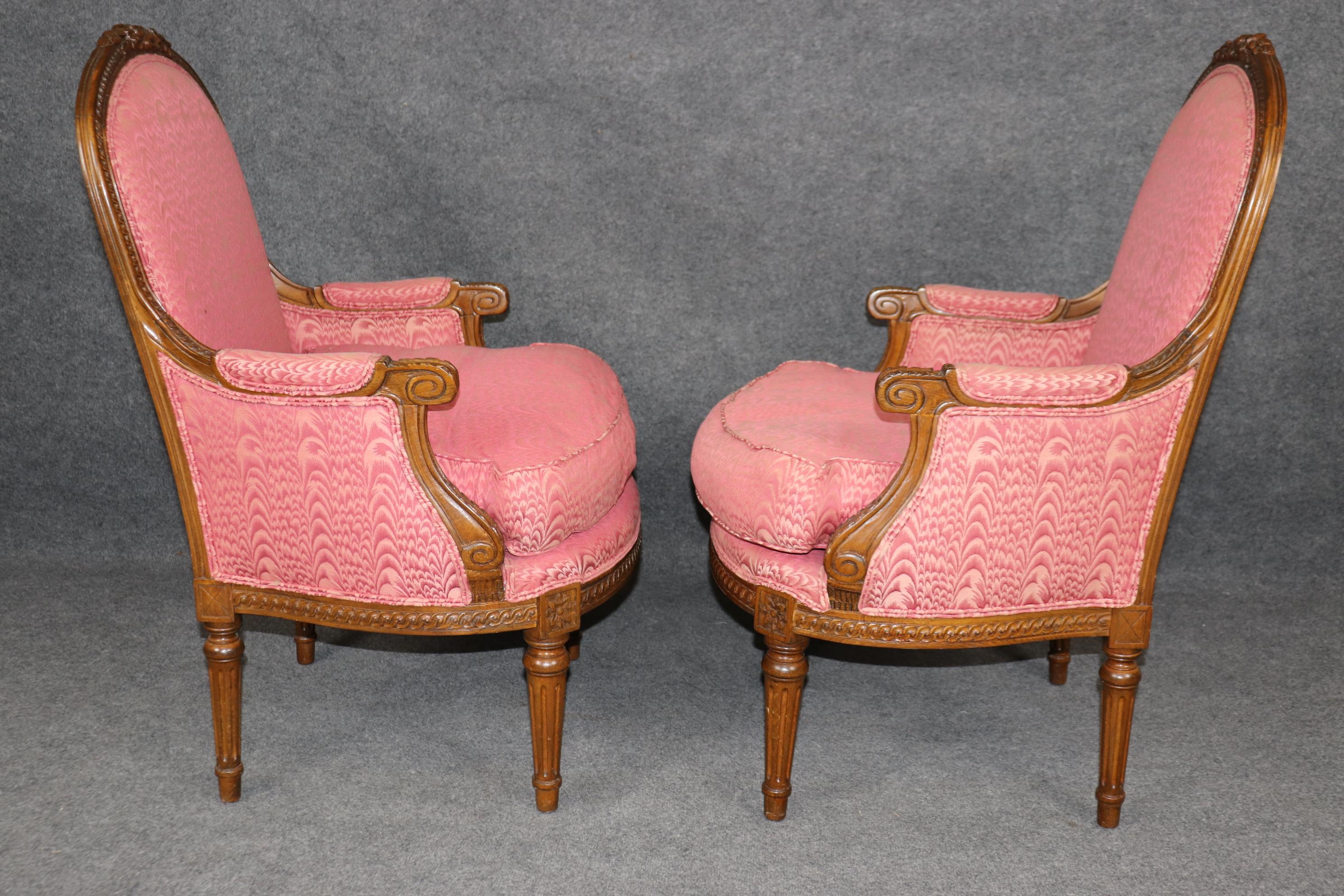Coppia di autentiche sedie Bergère in stile Luigi XVI in noce intagliato francese, circa anni '50 in vendita 2
