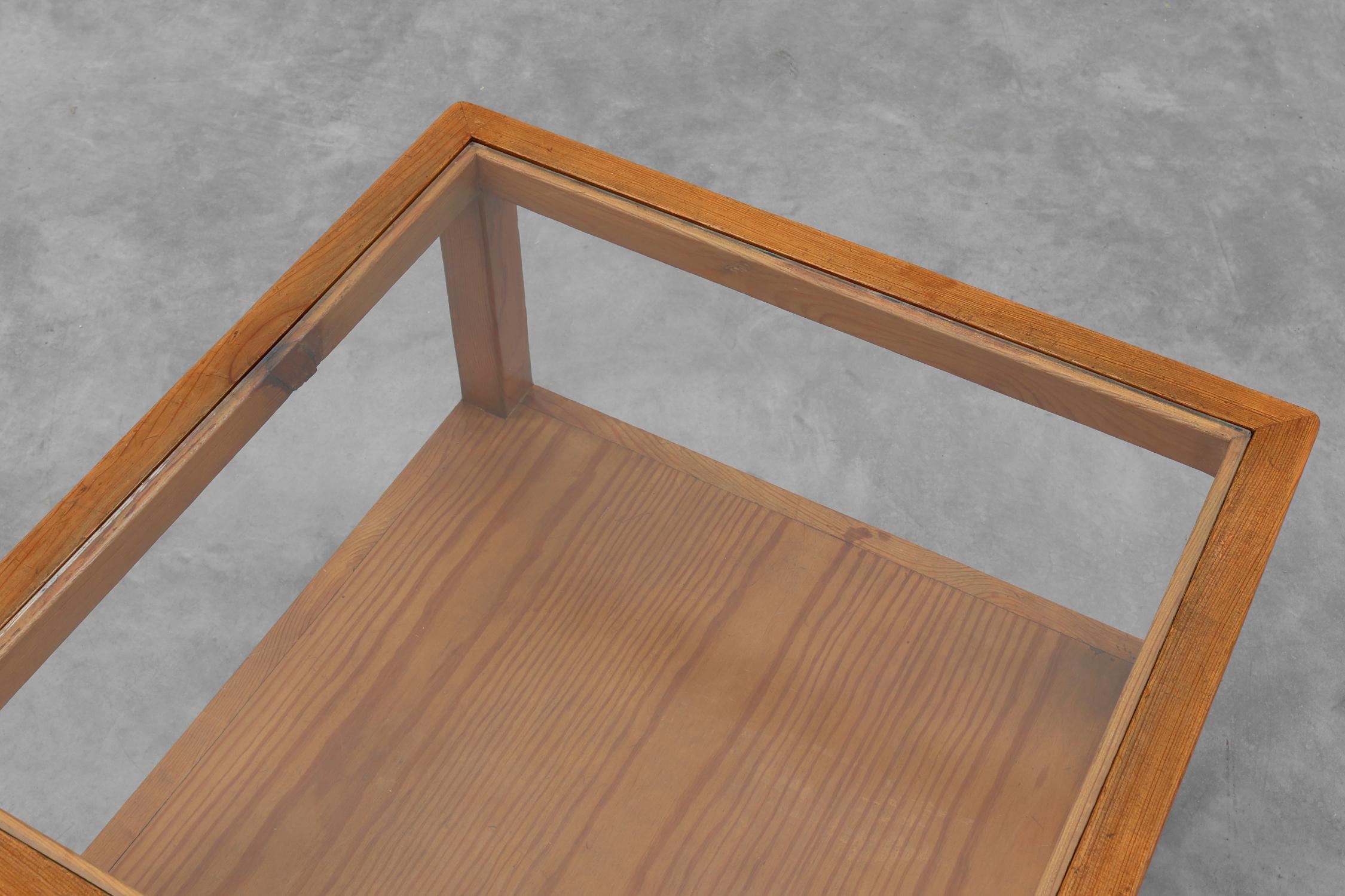 Pair geographical designed square Biosca coffee tables in pine wood, Spain 1960s For Sale 2