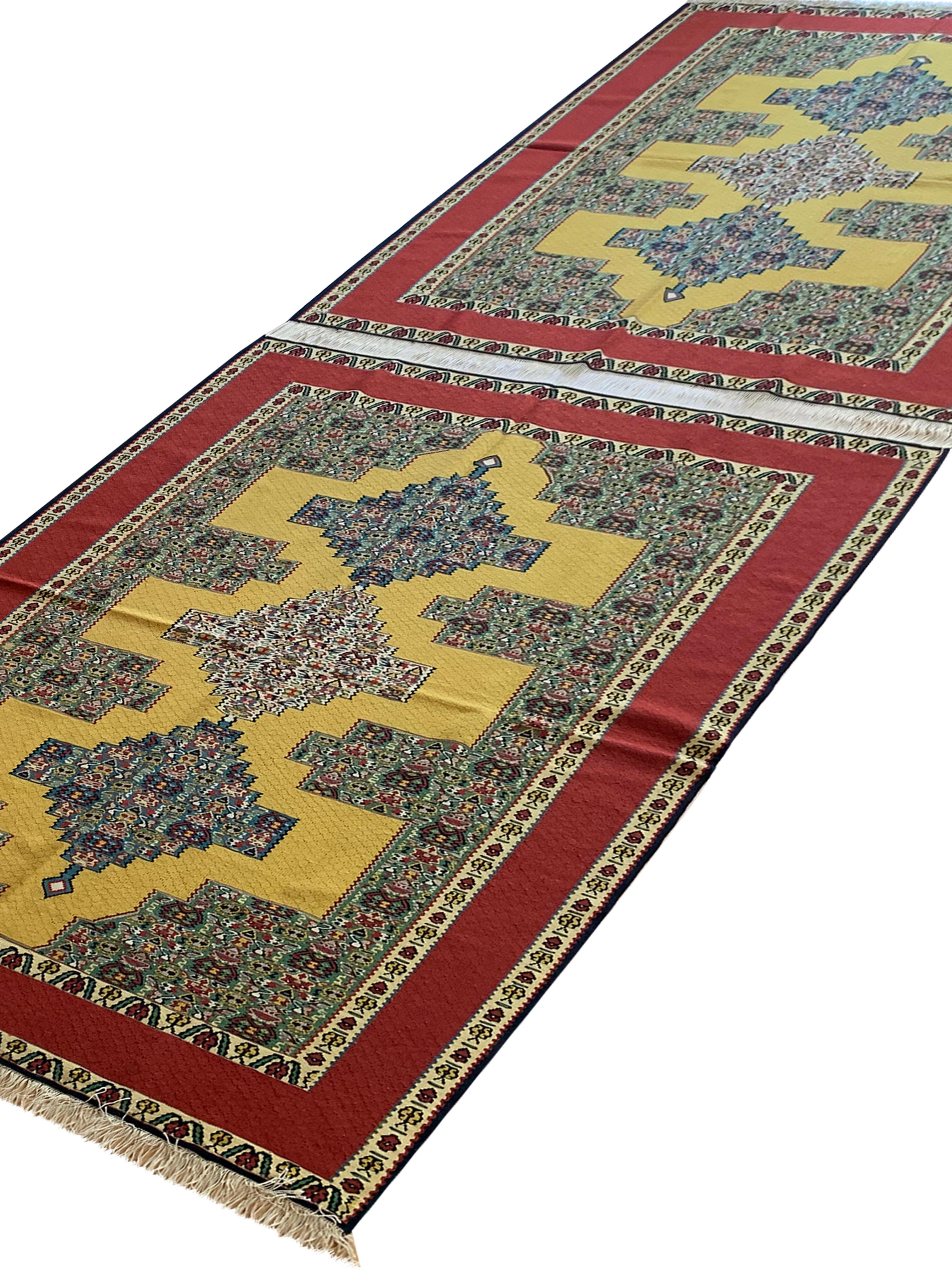 Paar geometrische Kelim-Teppiche, handgewebter türkischer gelb-roter Wollteppich aus Wolle  im Angebot 4