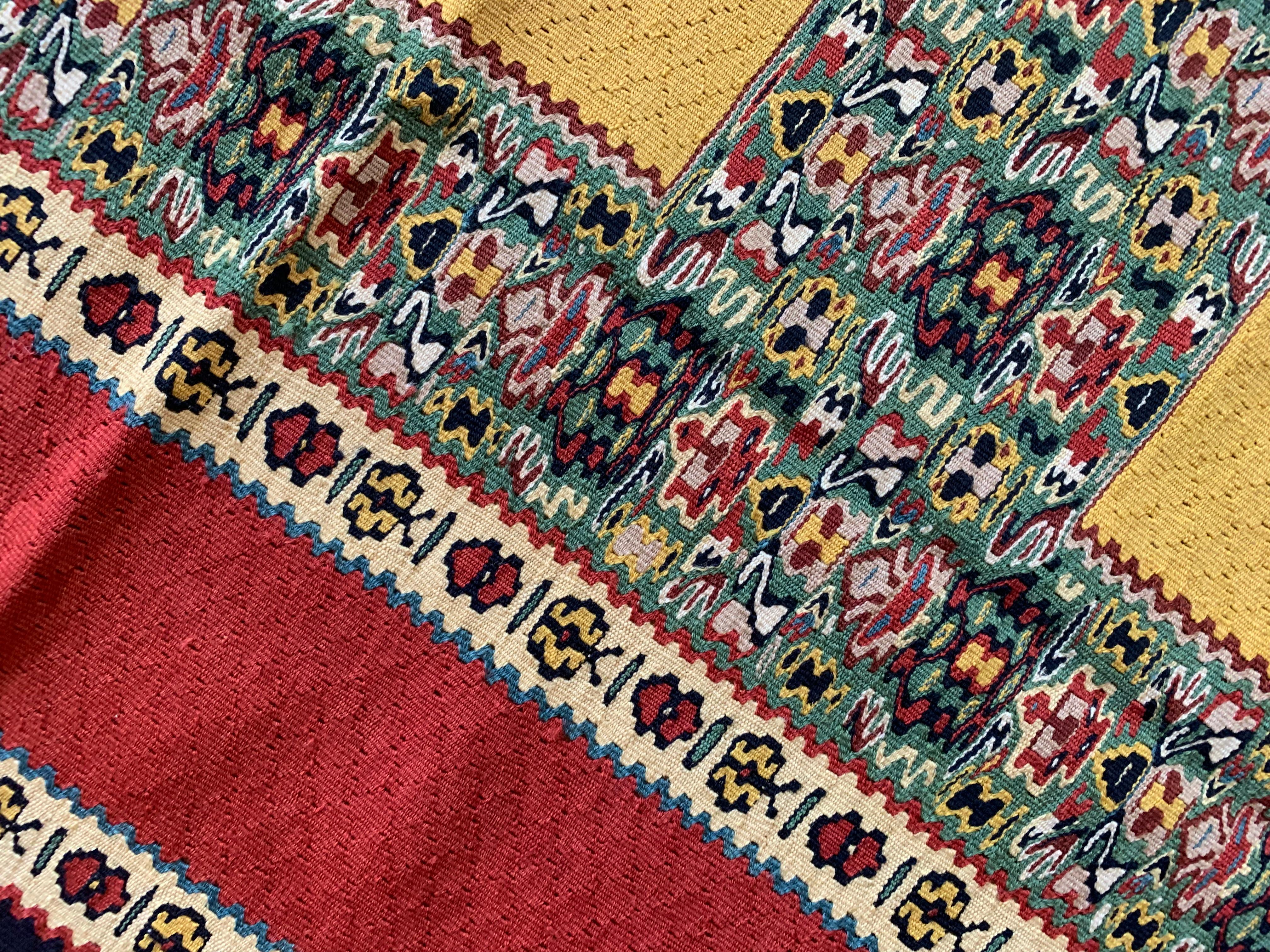 Paar geometrische Kelim-Teppiche, handgewebter türkischer gelb-roter Wollteppich aus Wolle  (Stammeskunst) im Angebot