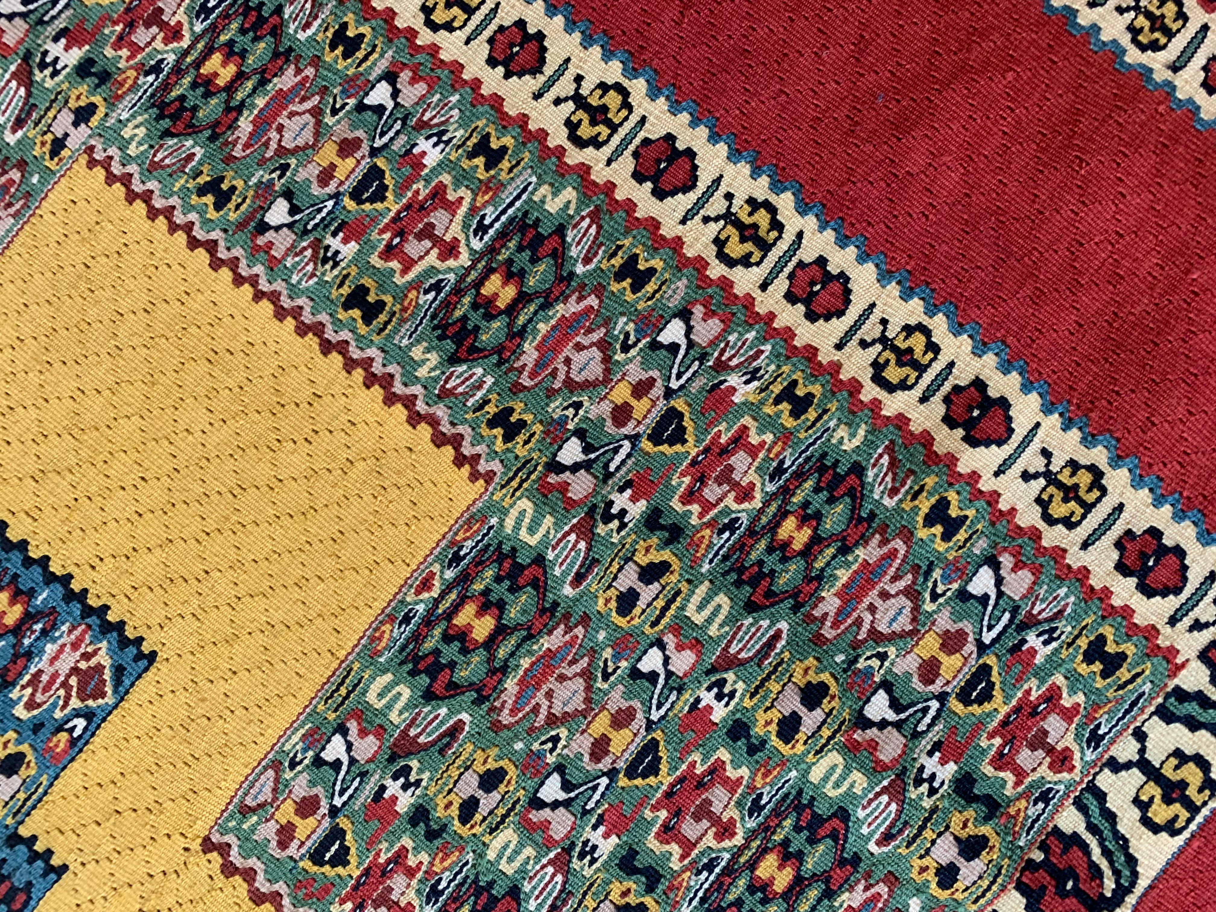 Paar geometrische Kelim-Teppiche, handgewebter türkischer gelb-roter Wollteppich aus Wolle  (Pflanzlich gefärbt) im Angebot