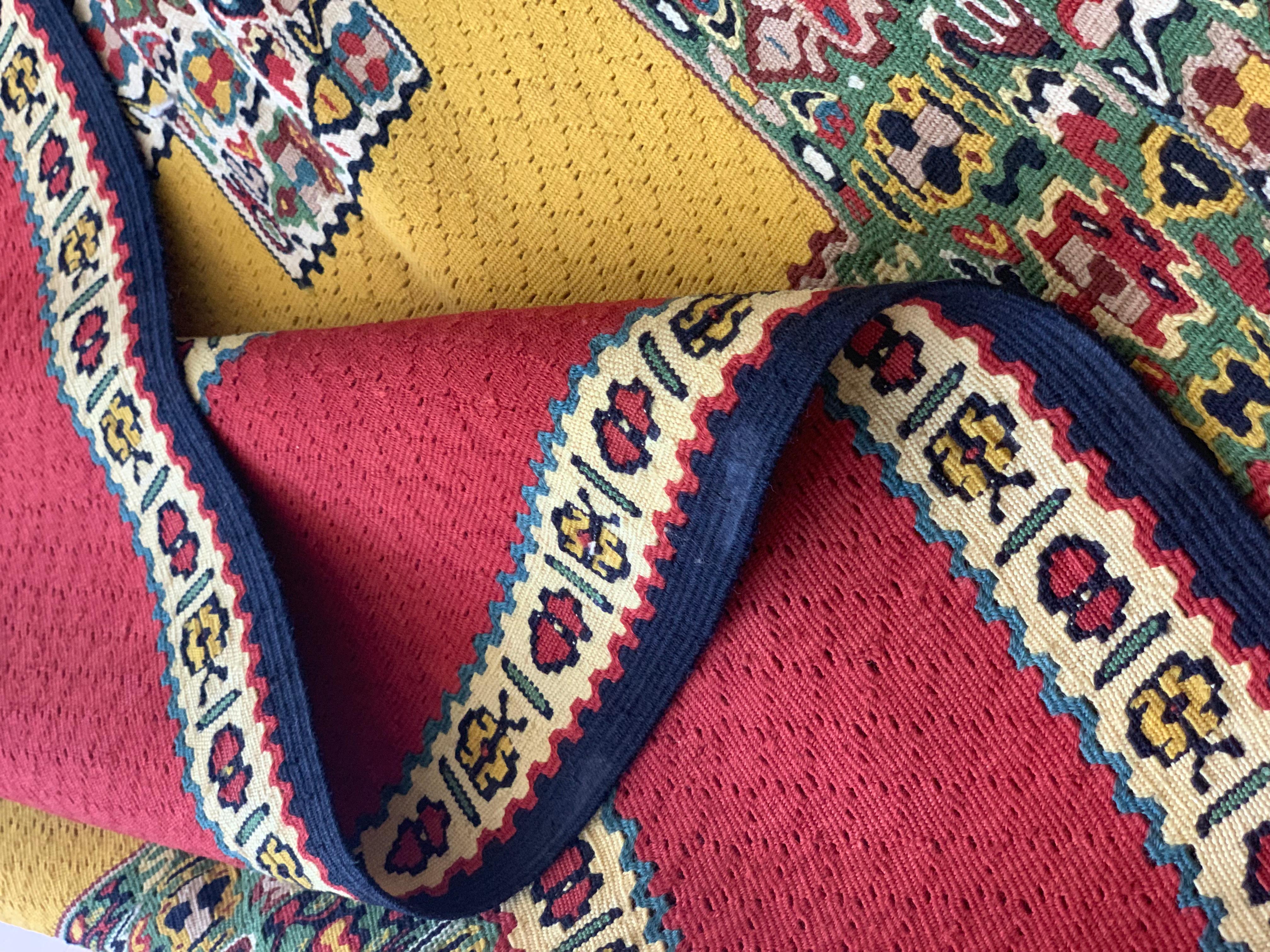 Paar geometrische Kelim-Teppiche, handgewebter türkischer gelb-roter Wollteppich aus Wolle  im Angebot 1