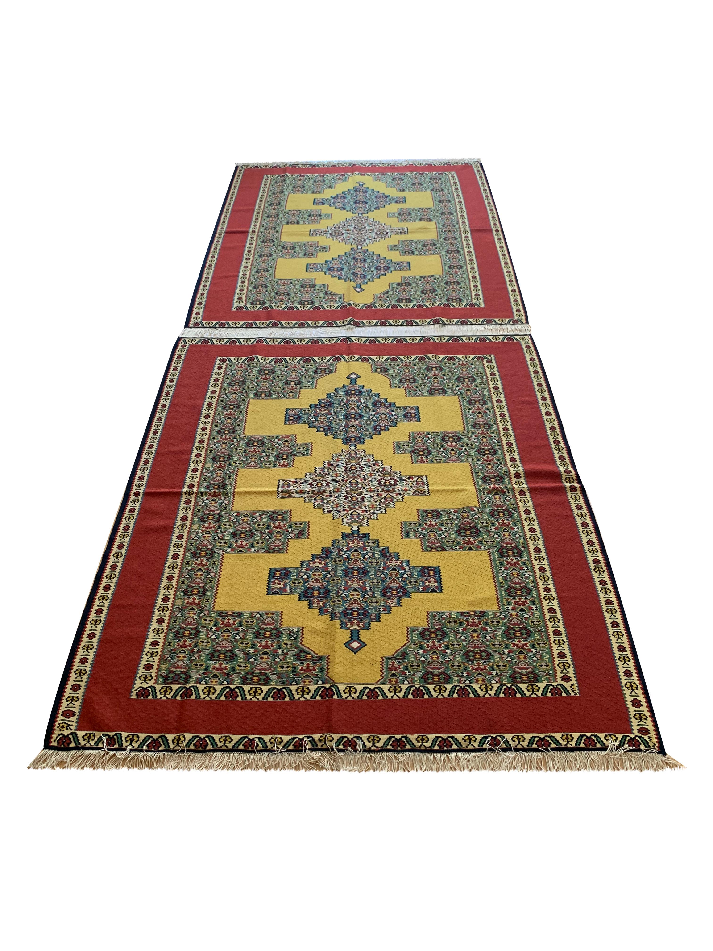 Paar geometrische Kelim-Teppiche, handgewebter türkischer gelb-roter Wollteppich aus Wolle  im Angebot 2
