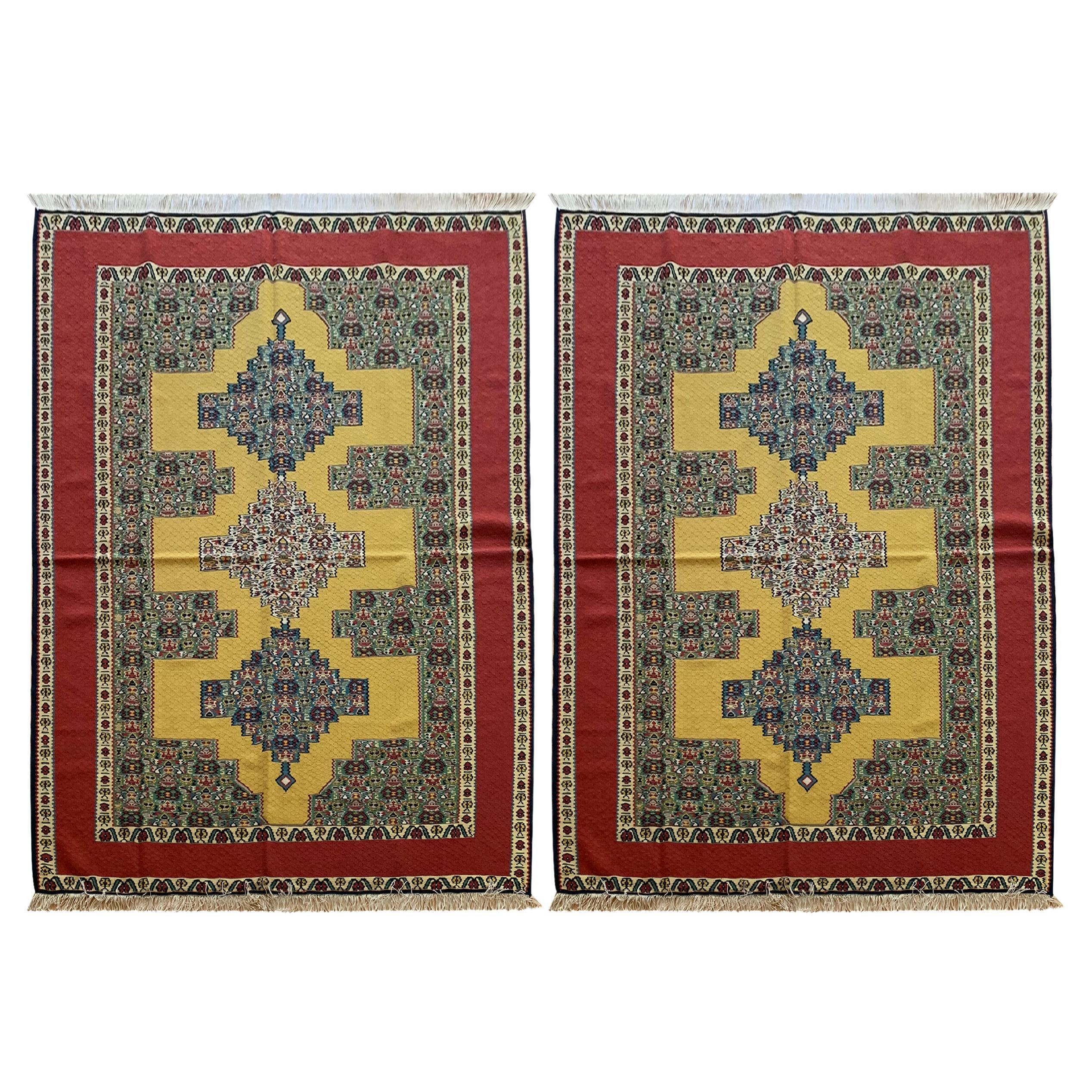 Paire de tapis géométriques Kilim en soie de laine jaune, rouge et kurde tissés à la main 