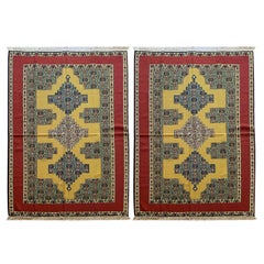 Paire de tapis géométriques Kilim en soie de laine jaune, rouge et kurde tissés à la main 