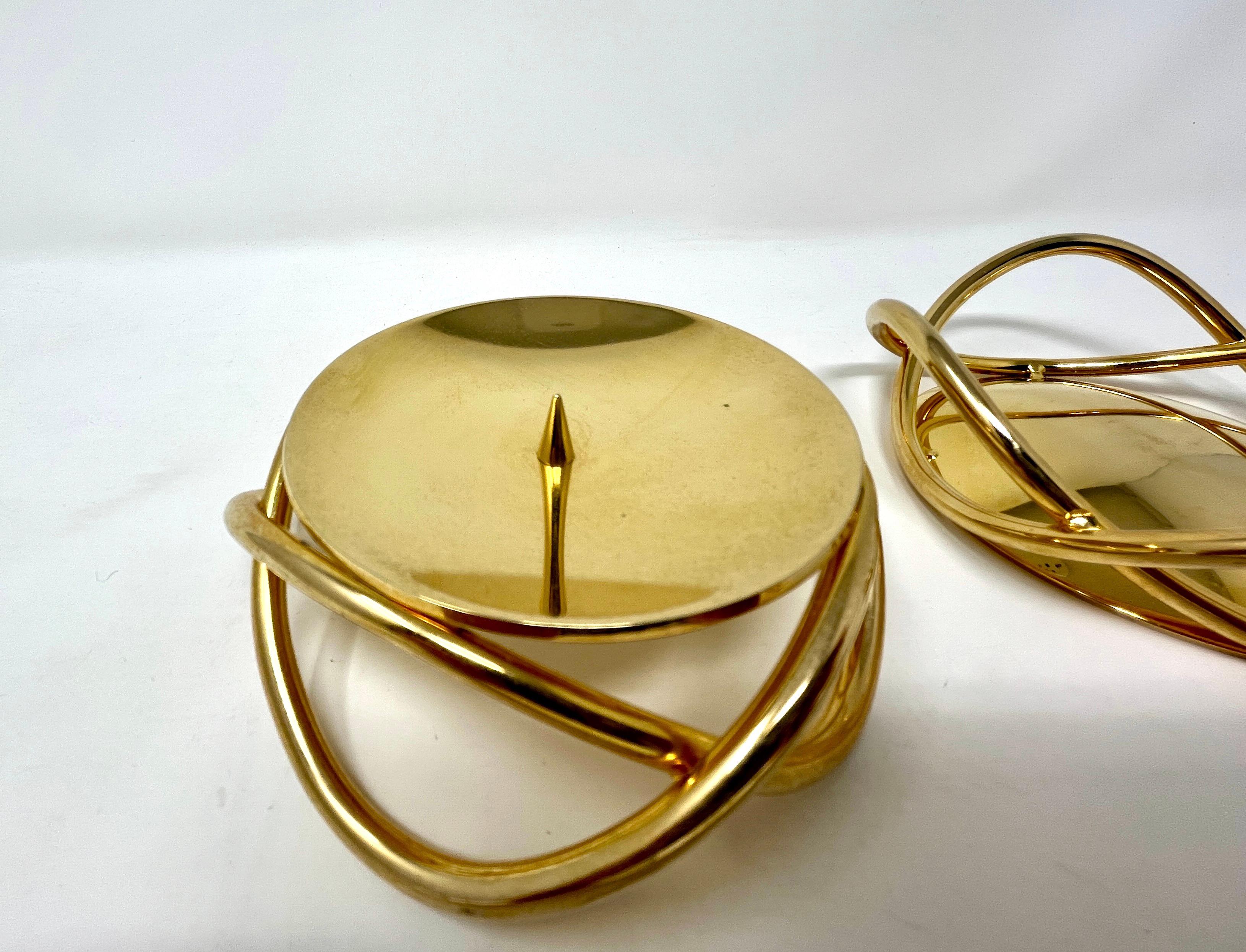 XXI secolo e contemporaneo Coppia di portacandele Georg Jensen Gold Glow, portacandele a colonna in metallo in vendita