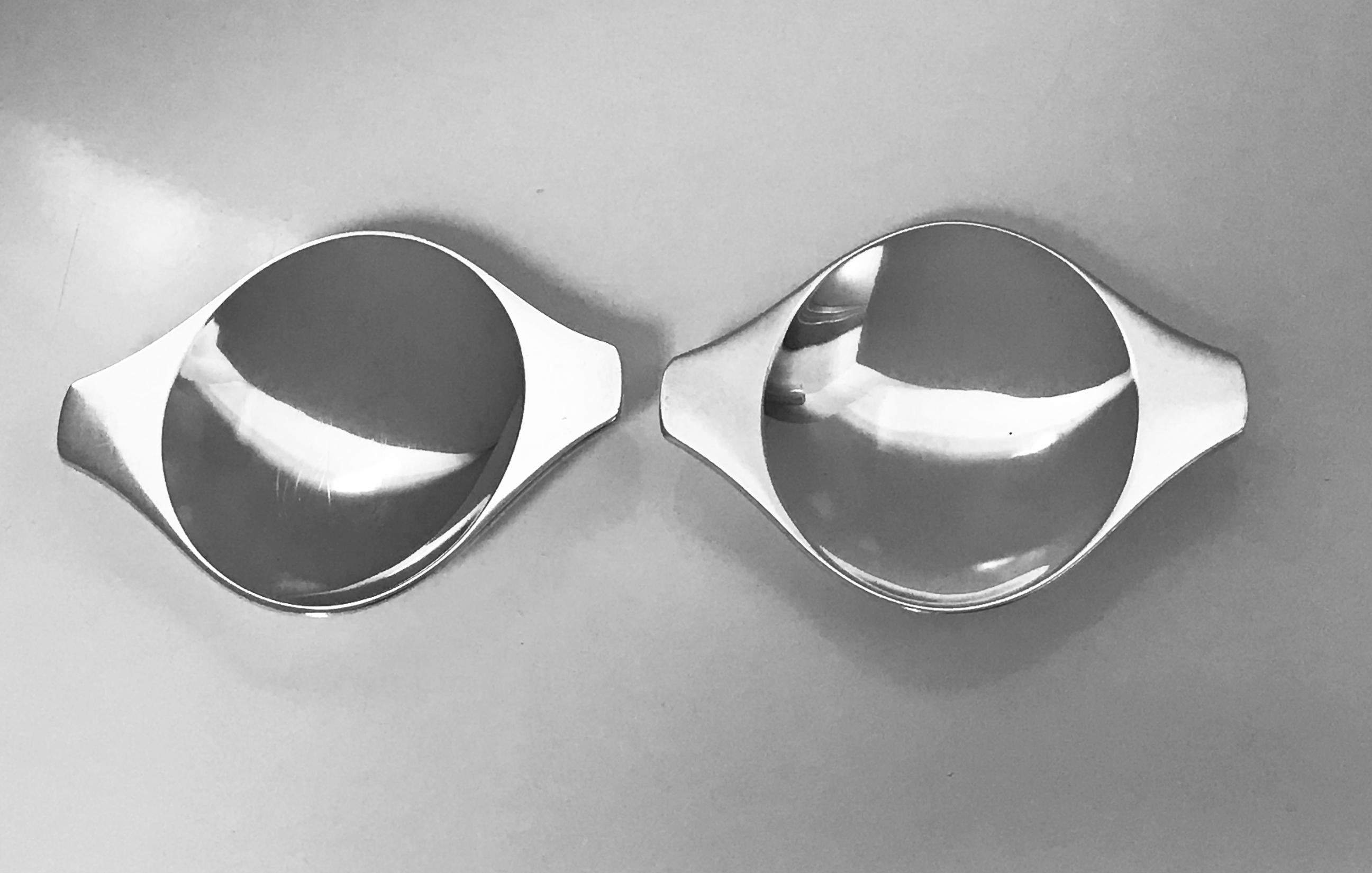 Pair of Georg Jensen Henning Koppel Danish sterling dishes, model no. 1078, post 1945 stamped marks. Measure: Length 10.5 cm (4 1/8 inches), width 8.9 cm (3 1/2 inches), total weight: 178 grams (5.70 oz). Extreme minor wear, commensurate with age,