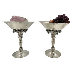 Pareja de tazzas / compoteras grandes Georg Jensen de plata de ley con dibujo de uvas nº 264A