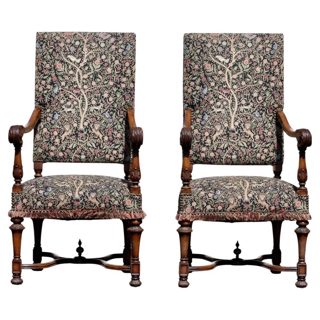 Paire de fauteuils de bibliothèque en noyer sculpté de style George II
