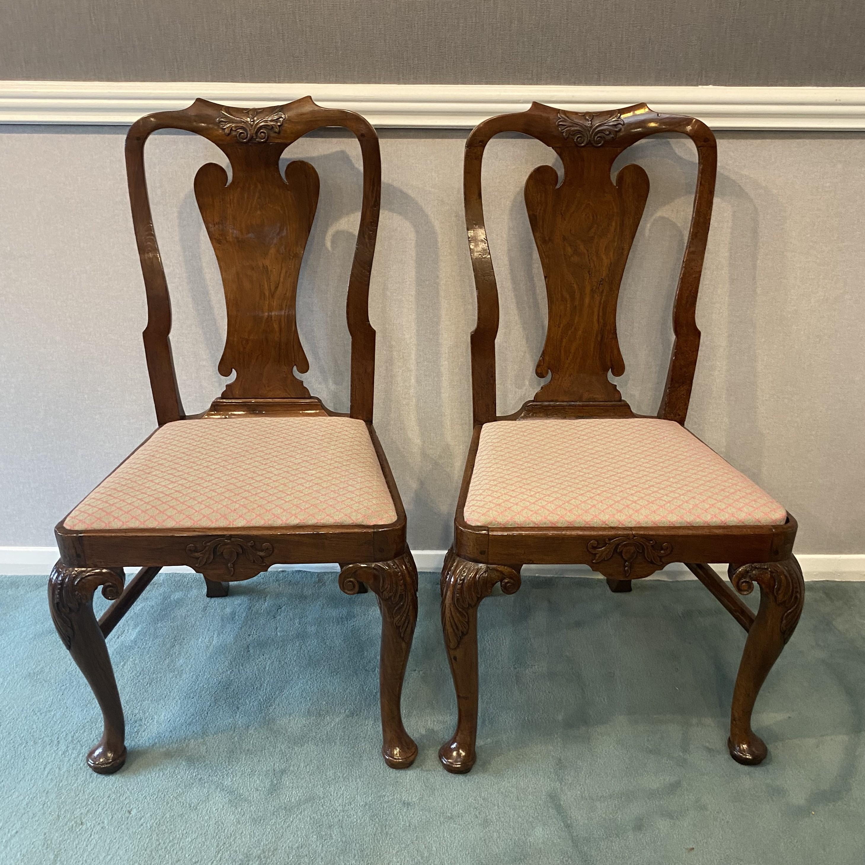 Coppia di poltrone in noce George II in vendita 3