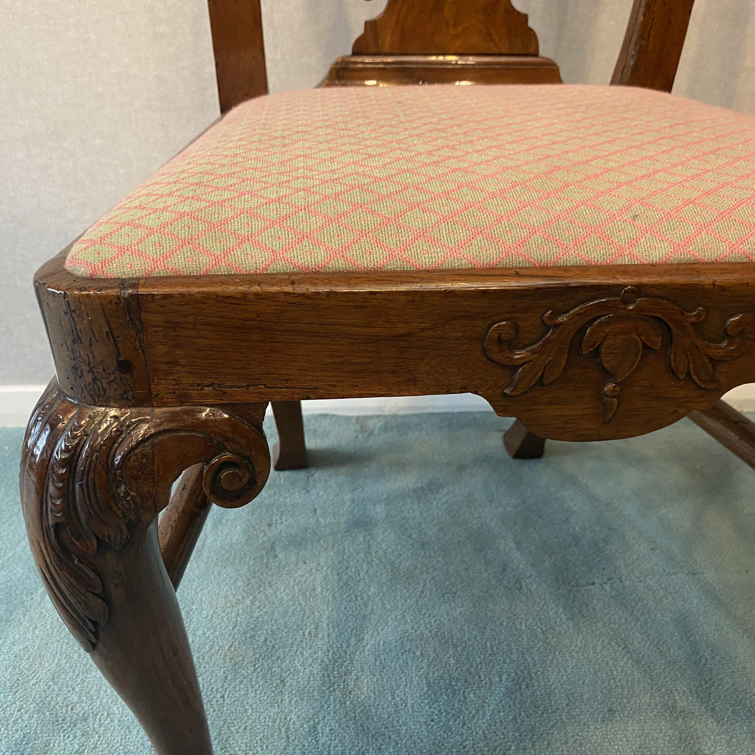 Coppia di poltrone in noce George II In condizioni buone in vendita a Folkestone, GB