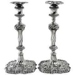 Paire de chandeliers géorgiens George III en argent sterling 1764 Chandeliers