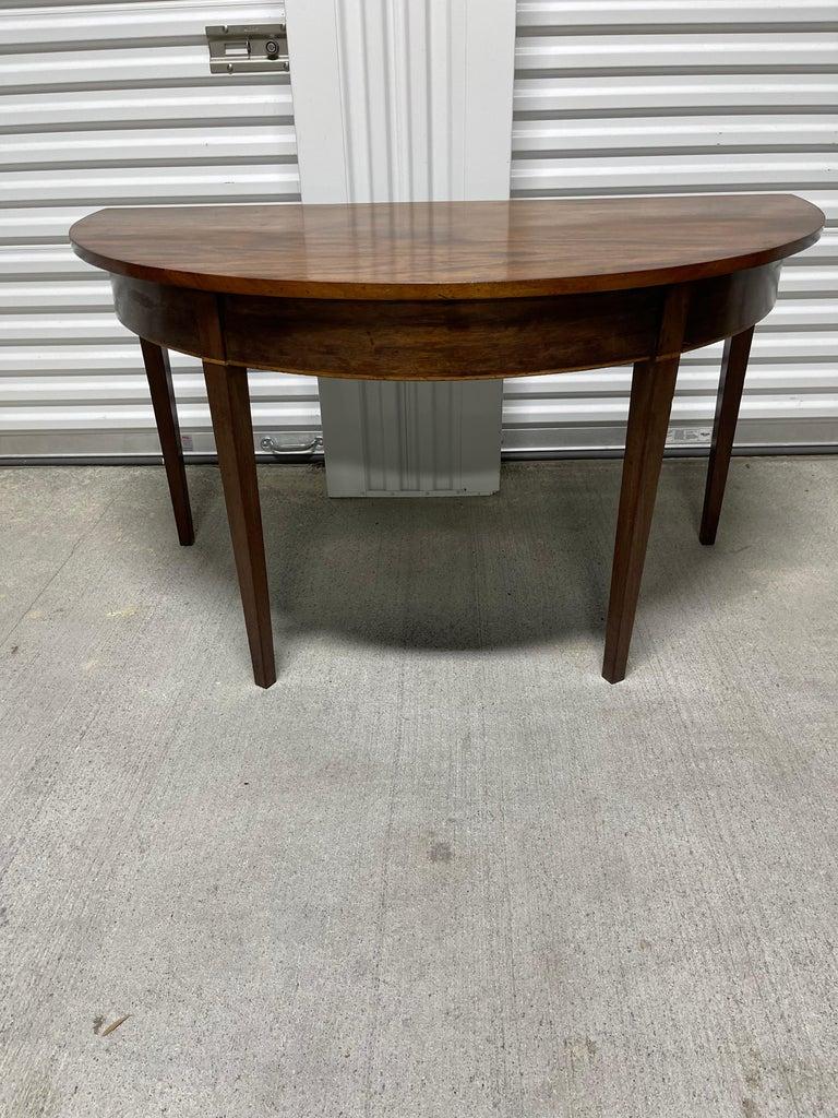 Paar Demi-Lune-Tische aus Mahagoni im George-III-Stil, D-förmige Platte, um 1790 (George III.) im Angebot