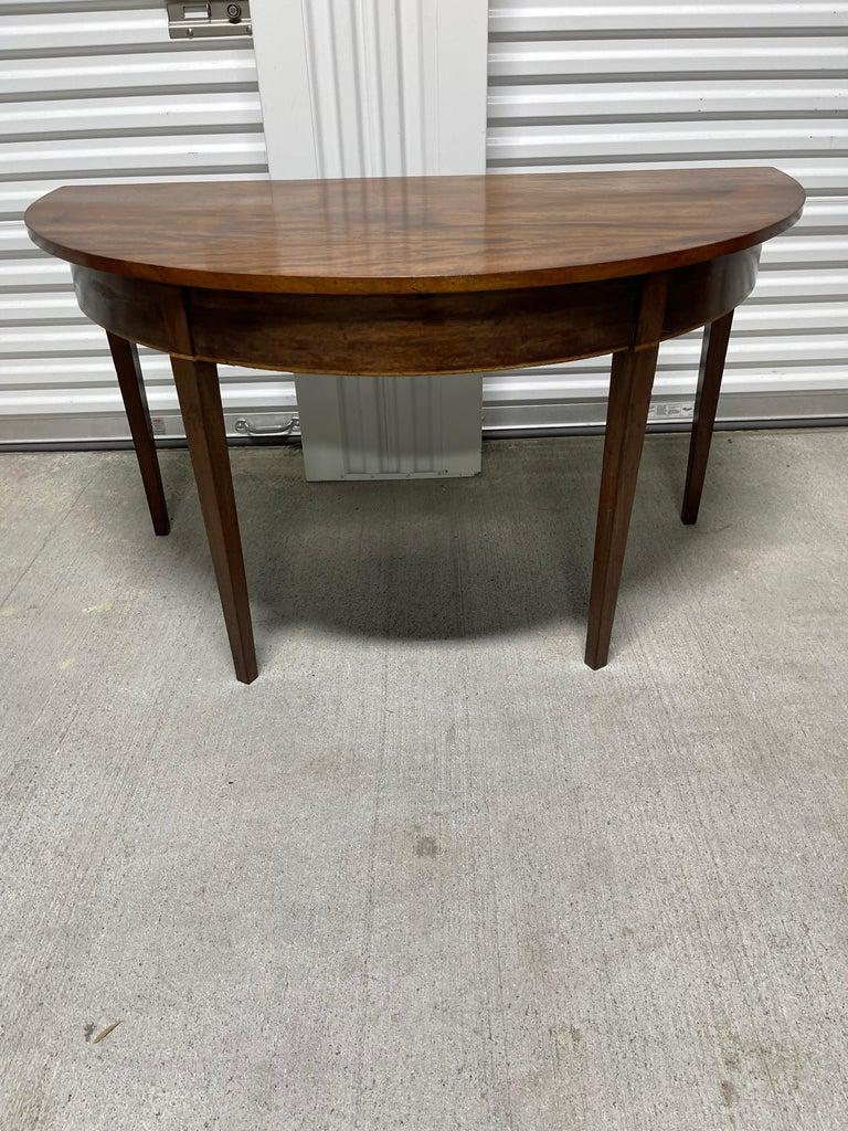 Paar Demi-Lune-Tische aus Mahagoni im George-III-Stil, D-förmige Platte, um 1790 im Zustand „Gut“ im Angebot in Savannah, GA