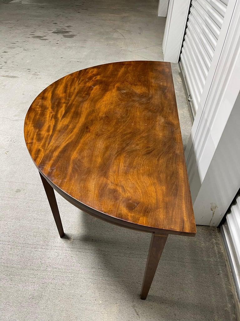 Paar Demi-Lune-Tische aus Mahagoni im George-III-Stil, D-förmige Platte, um 1790 (18. Jahrhundert und früher) im Angebot