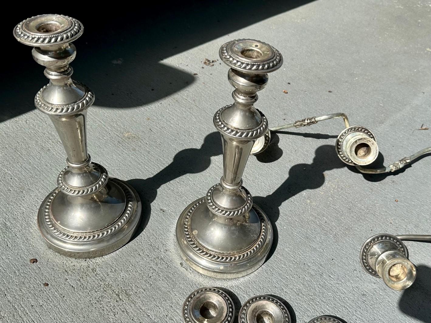 Paire de candélabres à trois têtes en métal argenté George III de Sheffield. en vente 5
