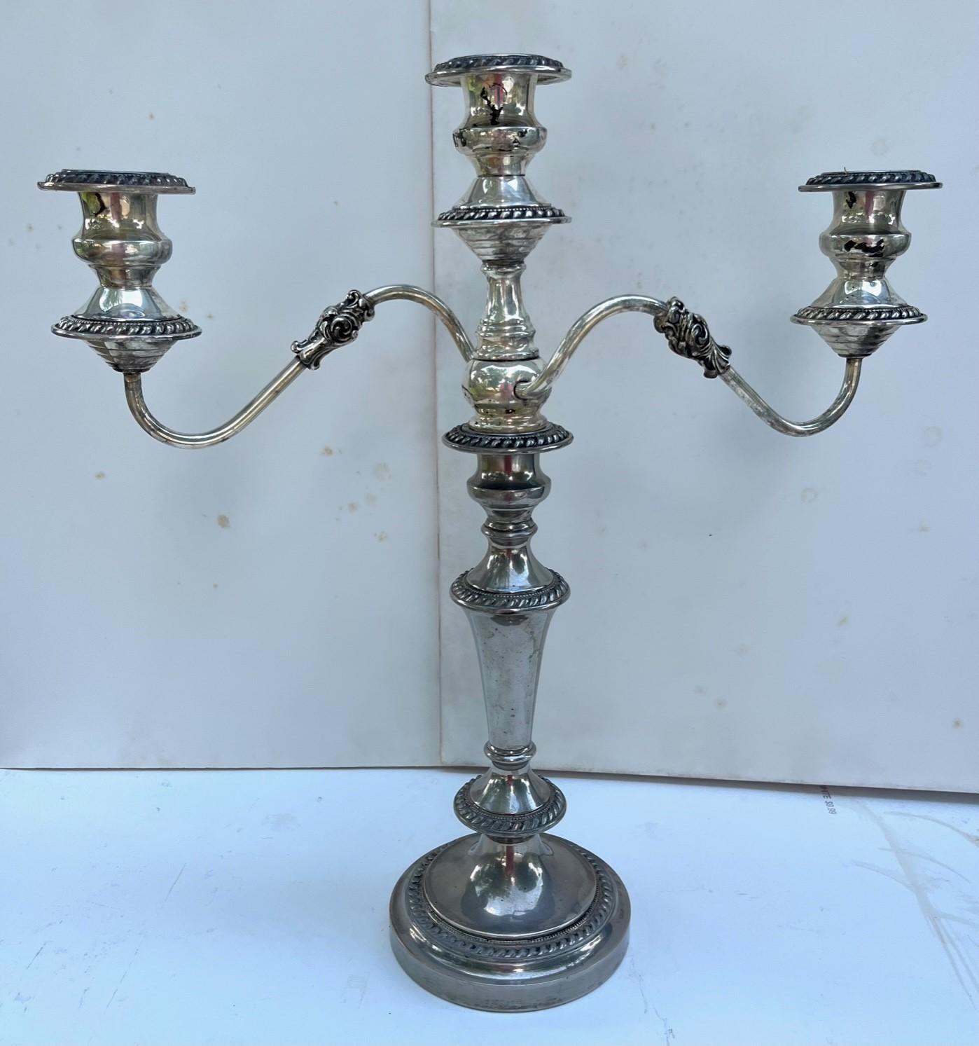 XIXe siècle Paire de candélabres à trois têtes en métal argenté George III de Sheffield. en vente