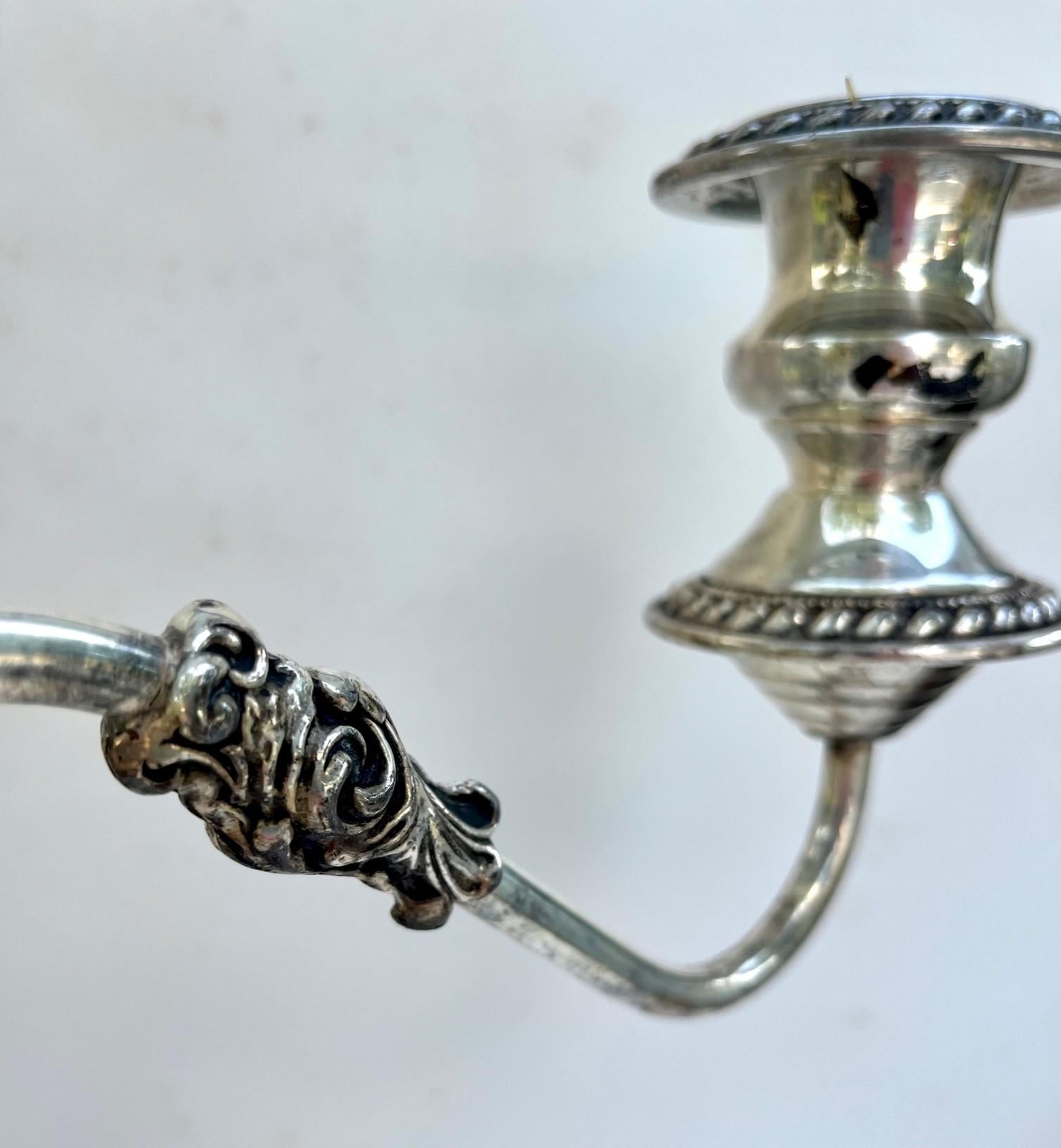 Paire de candélabres à trois têtes en métal argenté George III de Sheffield. en vente 2