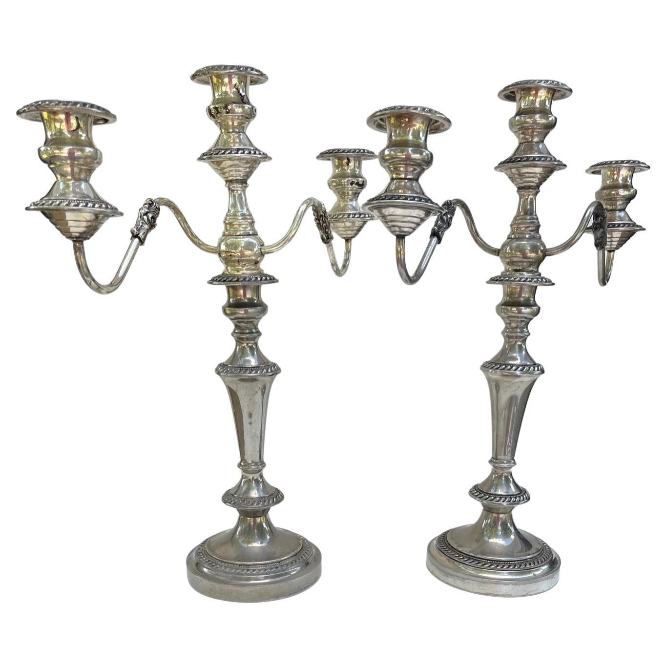 Pareja de candelabros de tres luces Jorge III de Sheffield chapados en plata vieja.