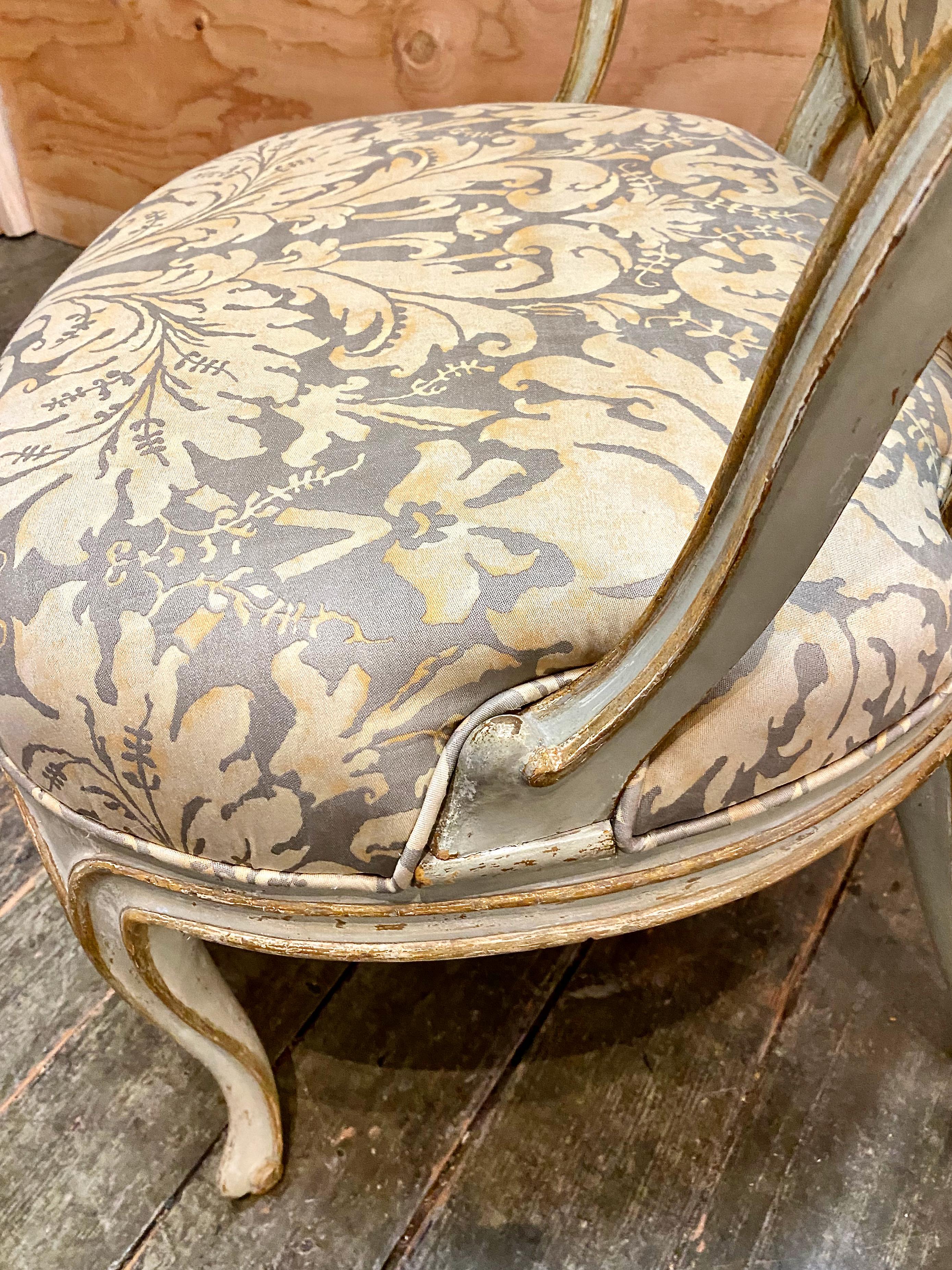 Offene Sessel aus der George-III-Periode, Vintage-Fortuny-Polsterung, Paar im Zustand „Gut“ im Angebot in Pasadena, CA