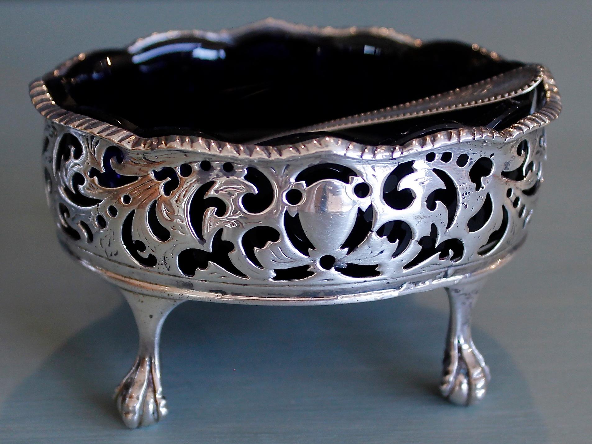 Pair George III Sterling Salt Cellars, David and Robert Hennell 1769 In Good Condition For Sale In Free Union, VA