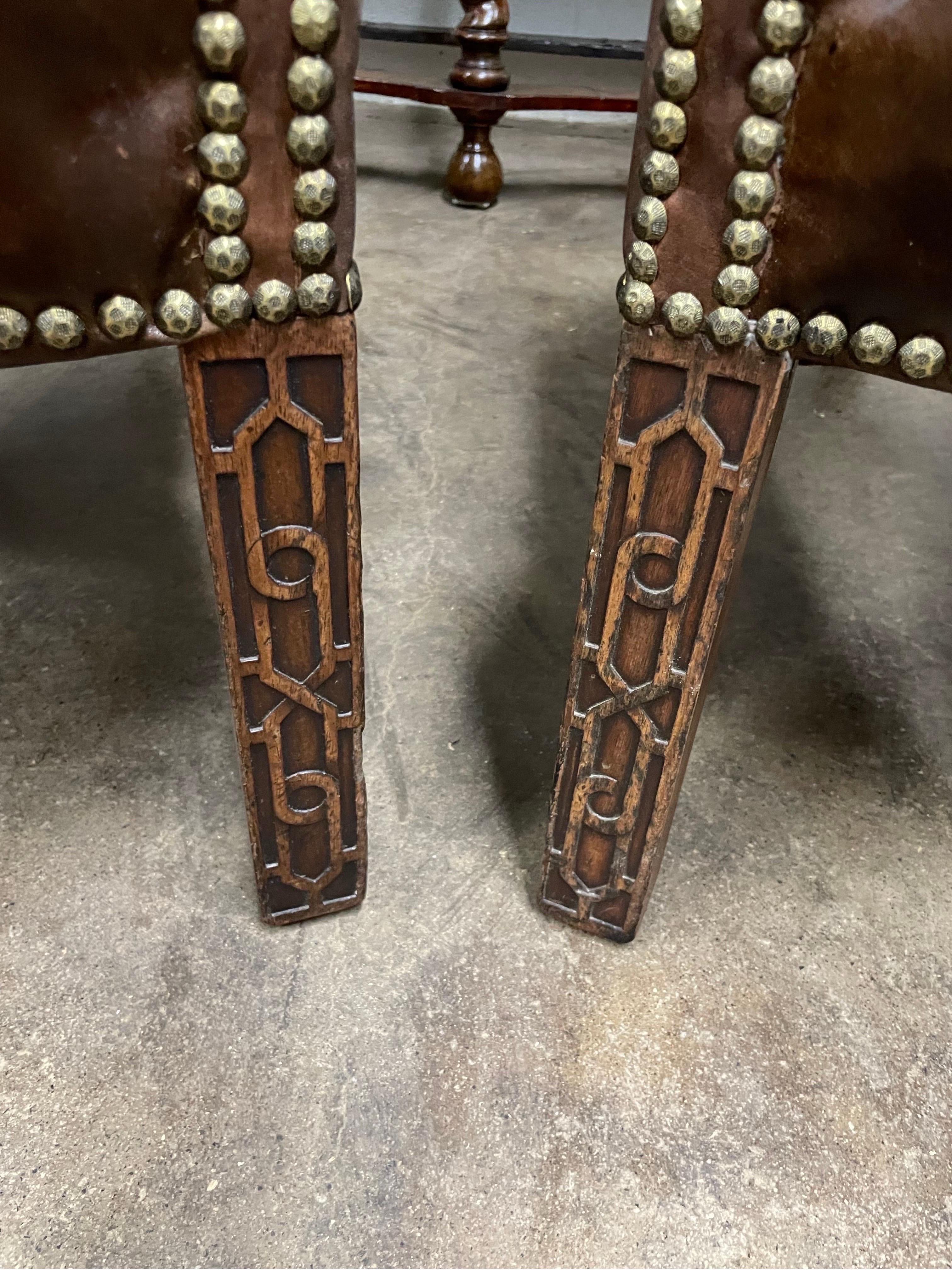 Paar gepolsterte Ledersessel im George-III-Stil mit Messingnägeln und Nageln aus Messing im Zustand „Gut“ im Angebot in Oakville, ON