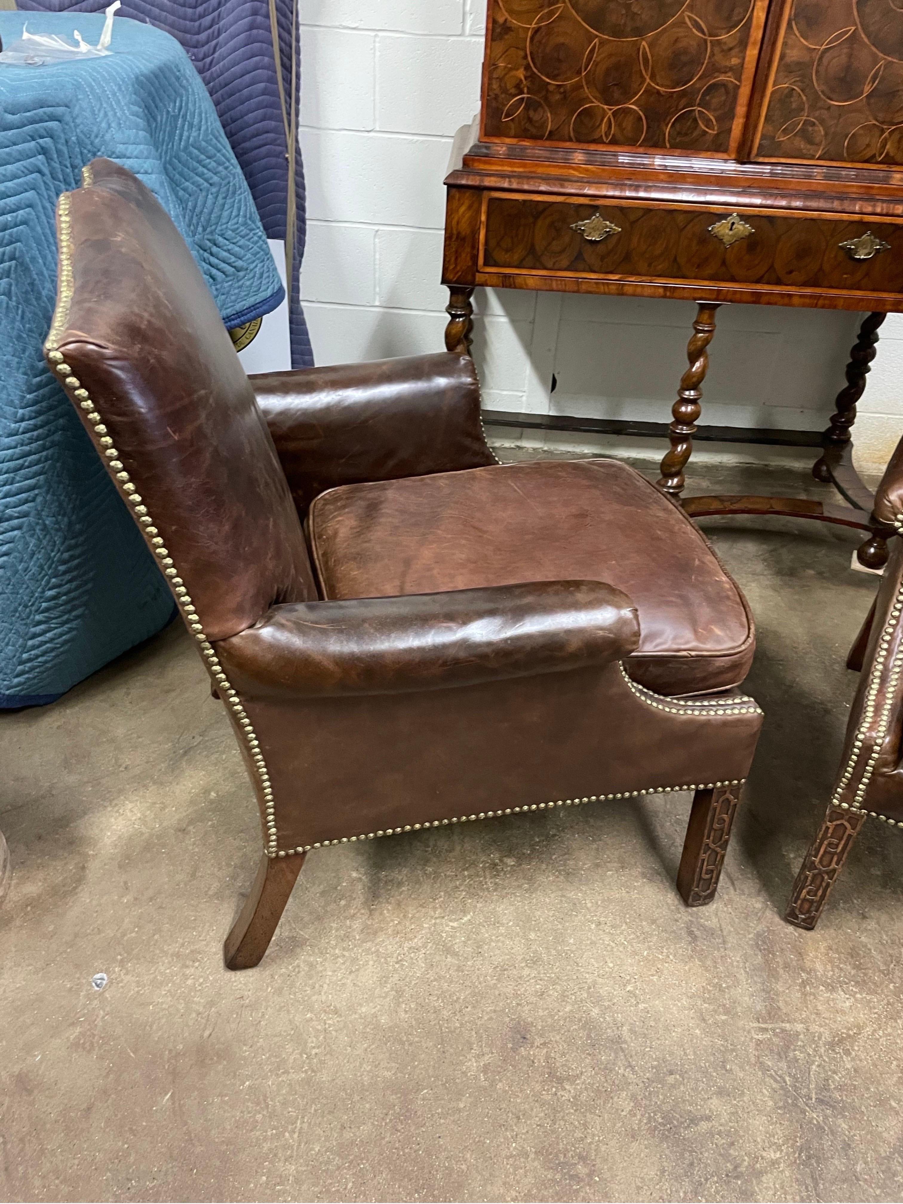 Paire de fauteuils de style George III en cuir rembourré et clous de laiton en vente 1