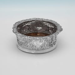 Par de posavasos de plata de ley estilo Teniers de Jorge IV, Edward Farrell, 1821