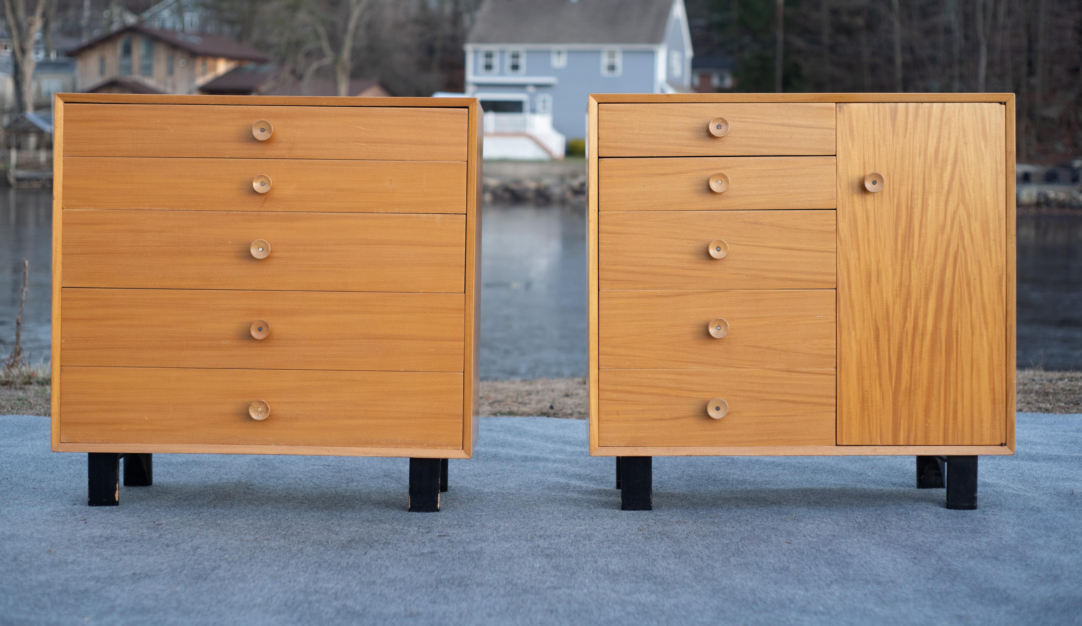 Rara coppia di armadi o cassapanche realizzati da Herman Miller nei primi anni '50 e disegnati dall'icona del design americano George Nelson. Ogni mobile presenta la struttura Primavera, una forma di mogano sbiancato che assume il colore dell'acero