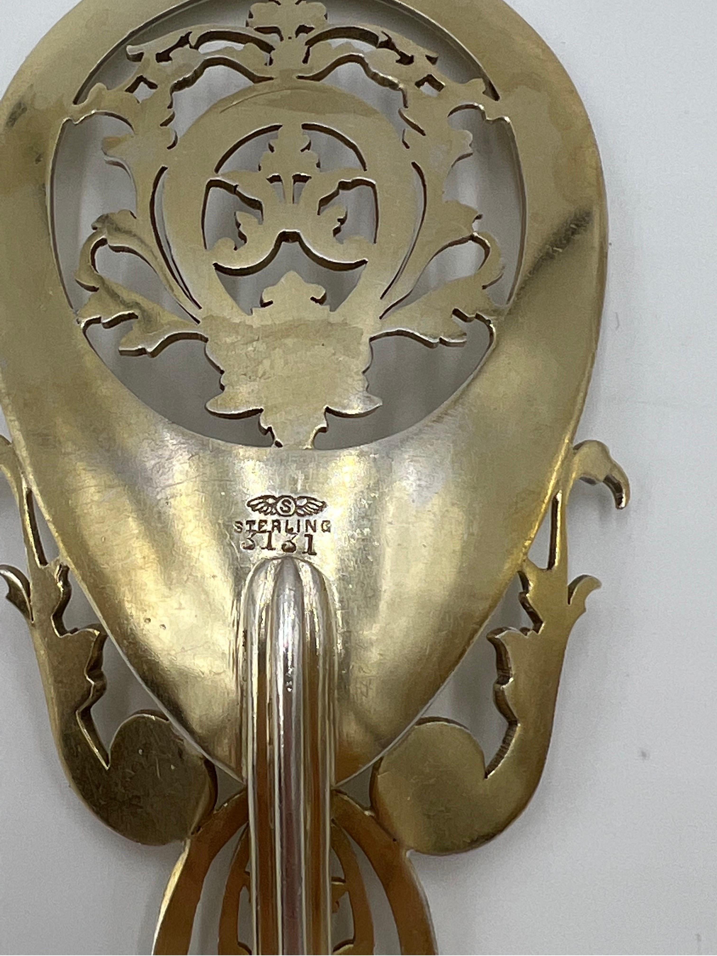Coppia, George Shiebler, set di insalate in argento 925 con piercing, ornato di fiori e viti in vendita 2
