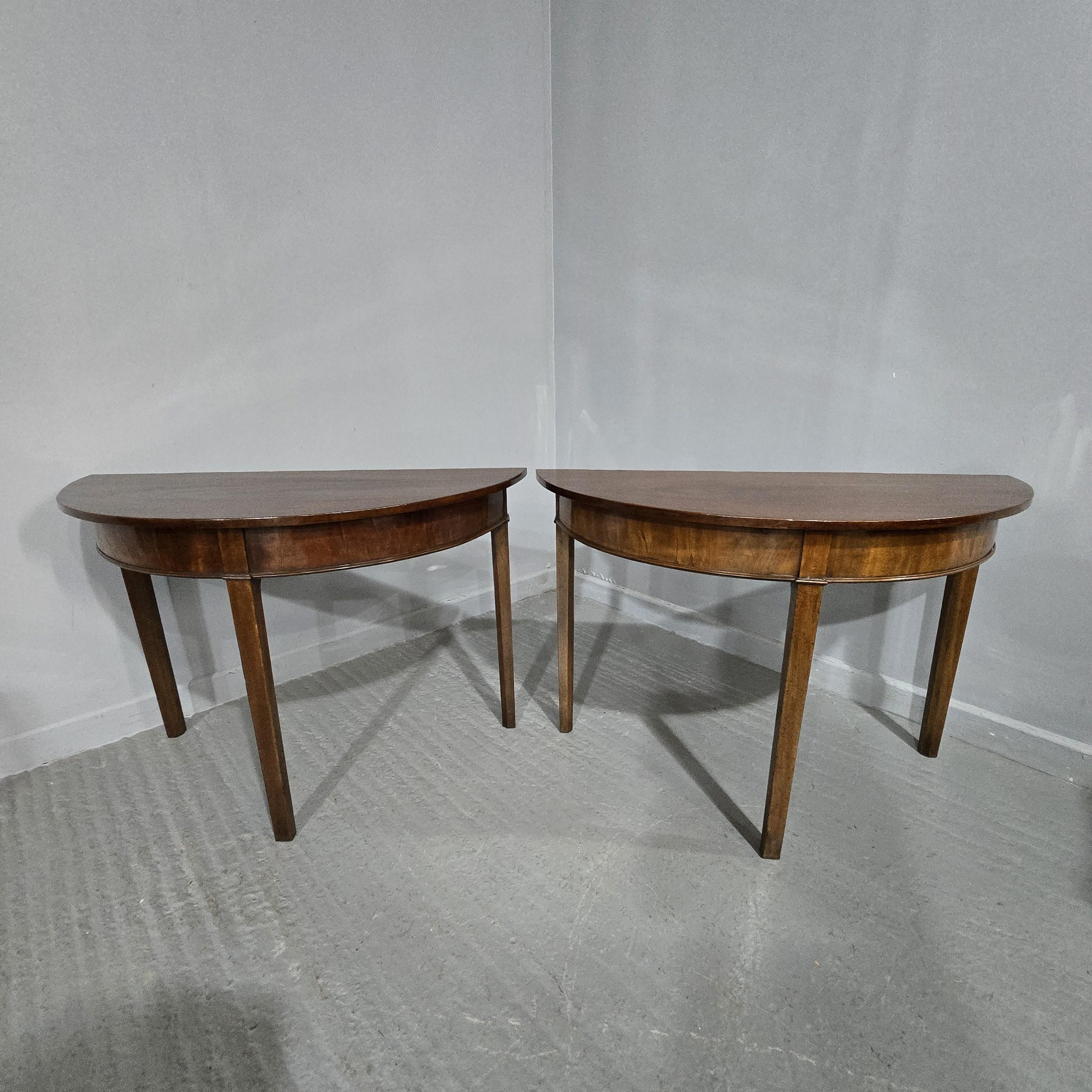 Very nice pair of small size Georgian mahogany console tables, in very nice overall condition.

27.5