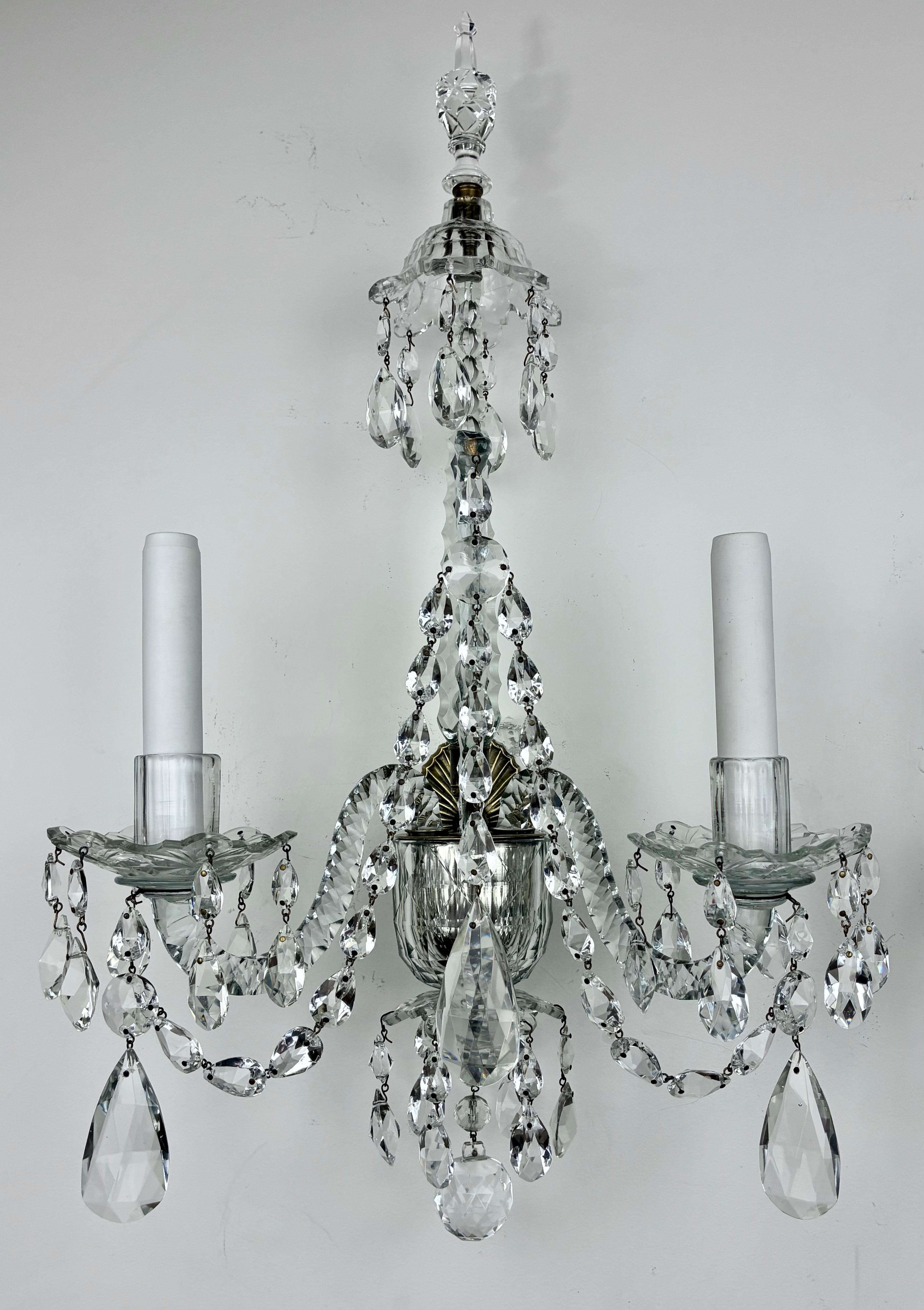 Paire d'appliques en cristal taillé de style géorgien Appliques à deux lumières en vente 2