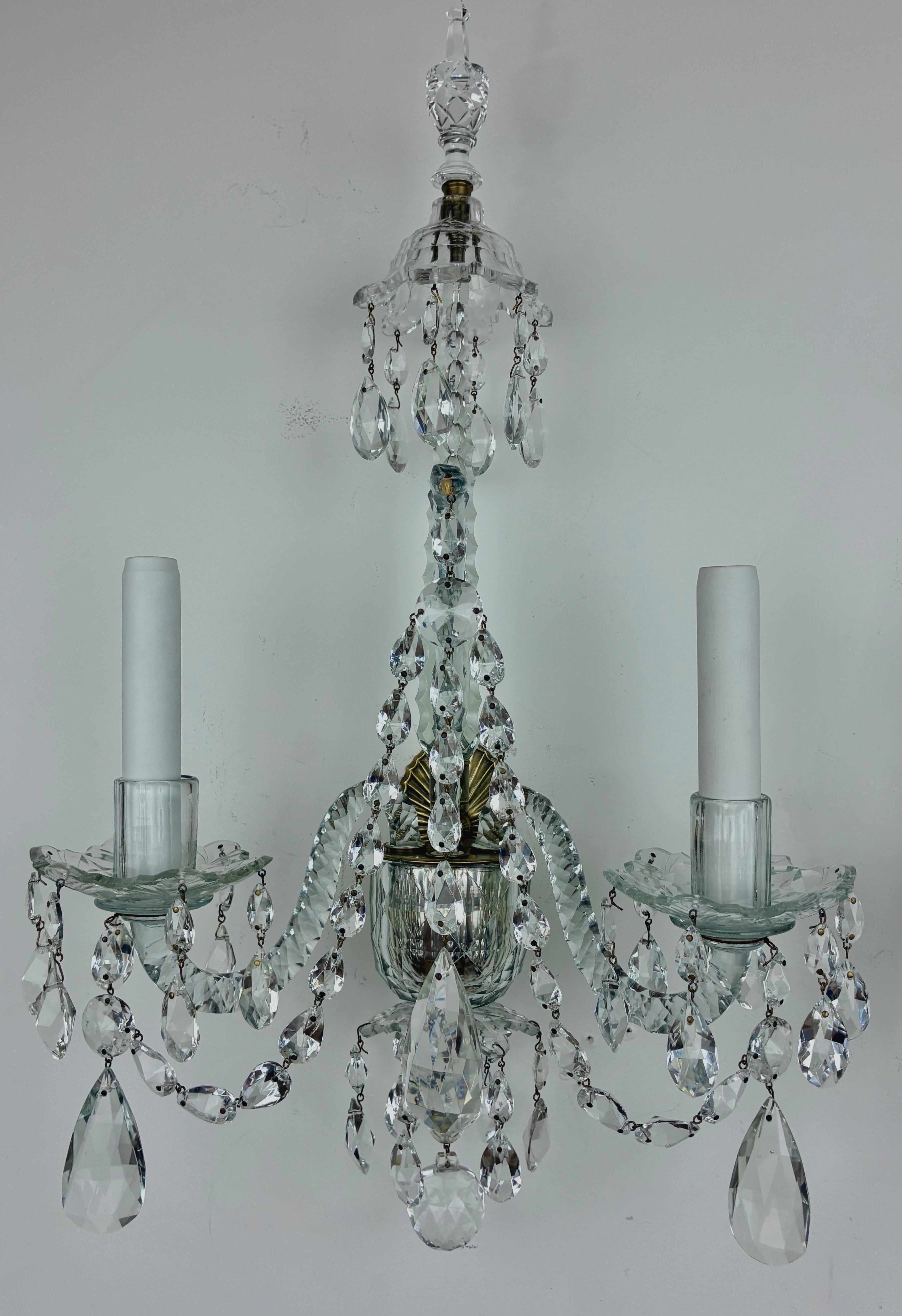 Georgien Paire d'appliques en cristal taillé de style géorgien Appliques à deux lumières en vente