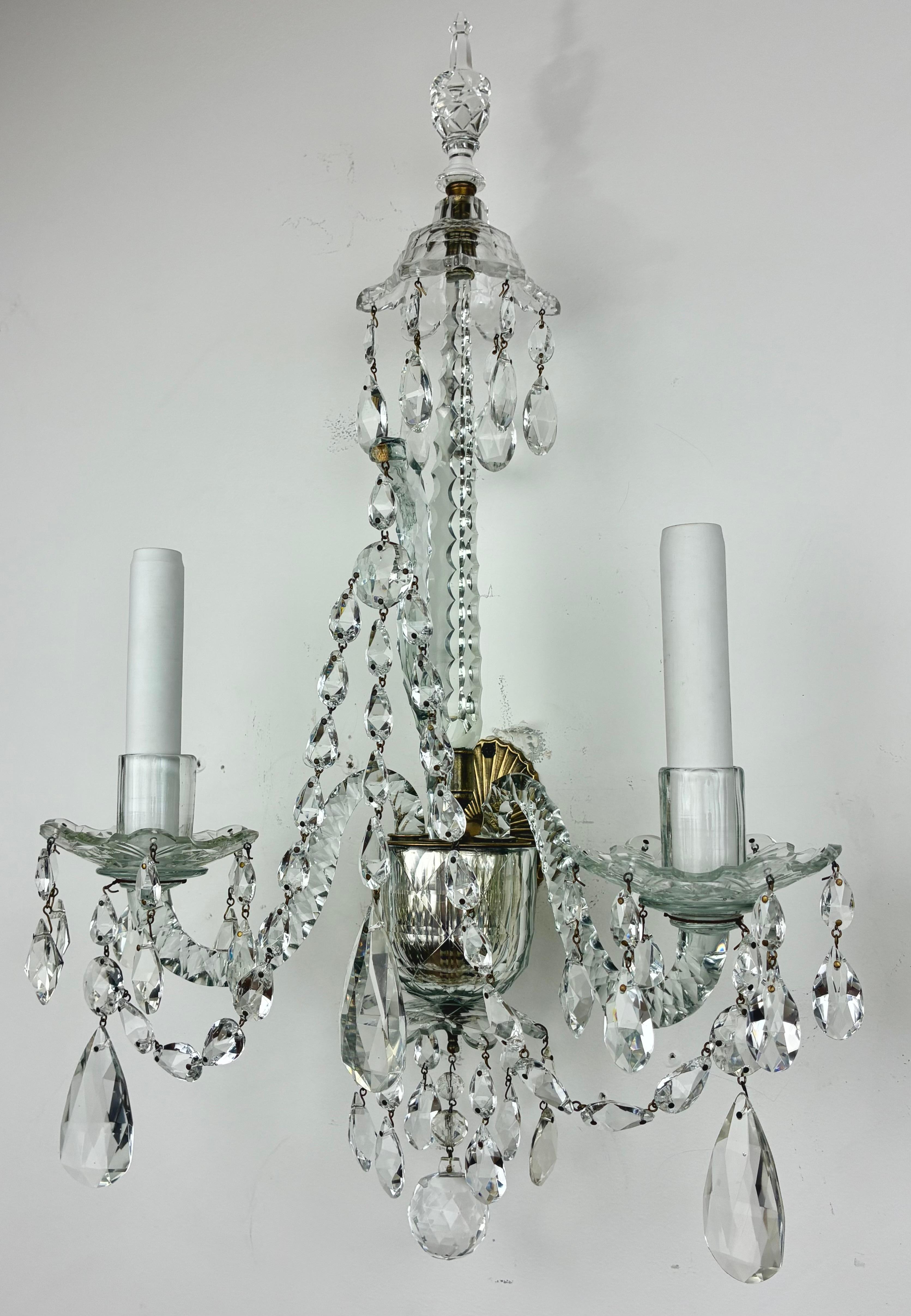 Anglais Paire d'appliques en cristal taillé de style géorgien Appliques à deux lumières en vente