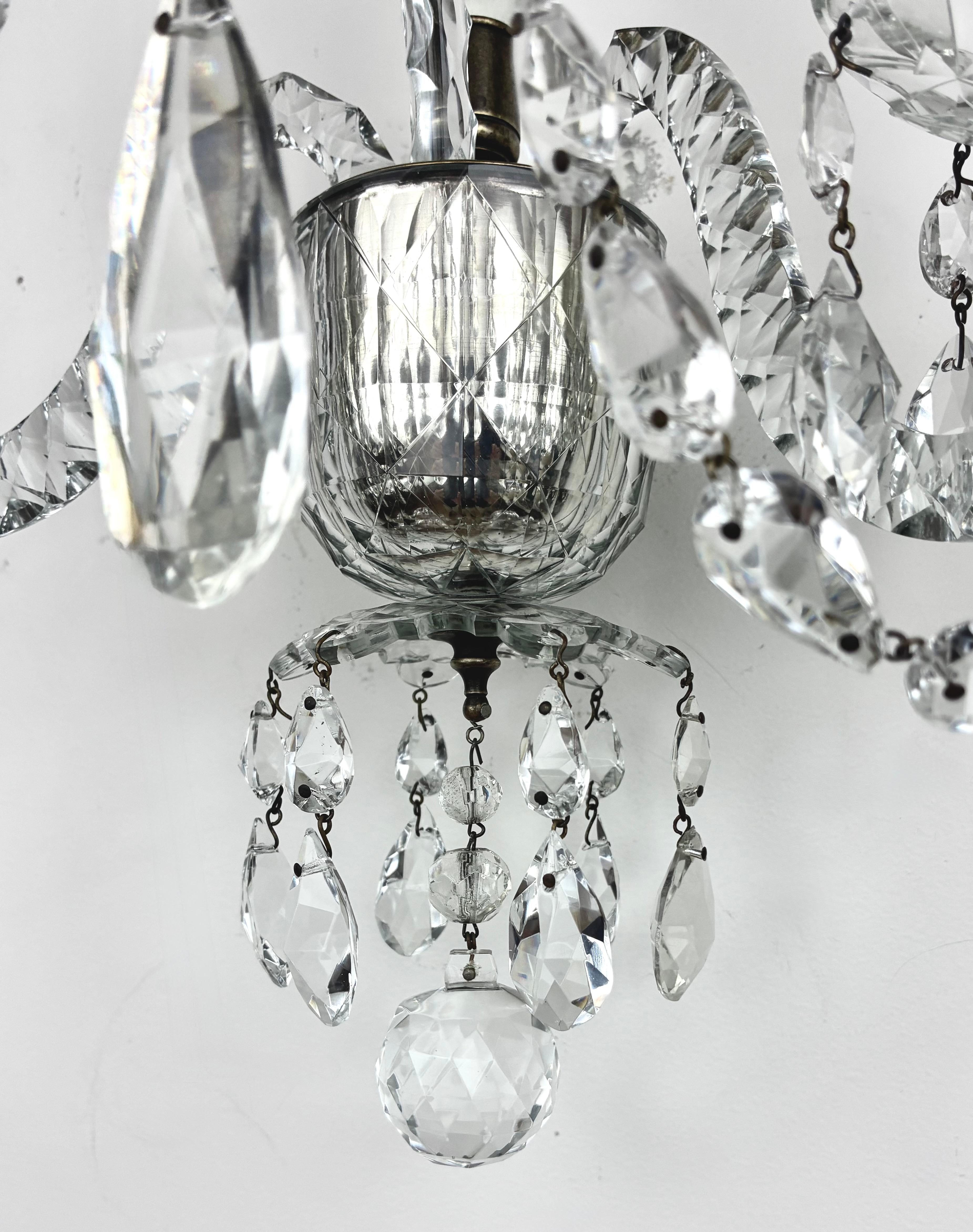 Facetté Paire d'appliques en cristal taillé de style géorgien Appliques à deux lumières en vente
