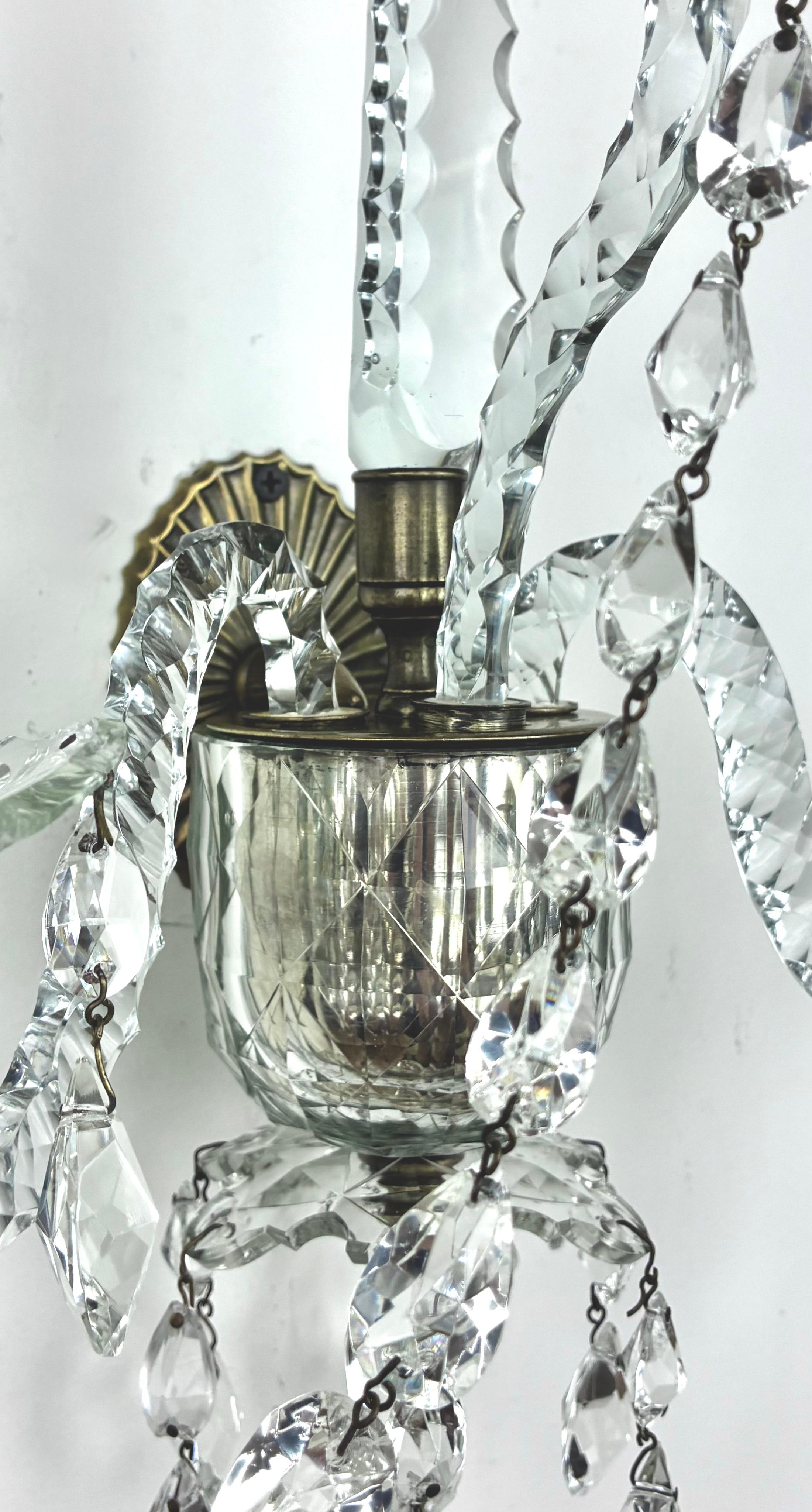 XIXe siècle Paire d'appliques en cristal taillé de style géorgien Appliques à deux lumières en vente