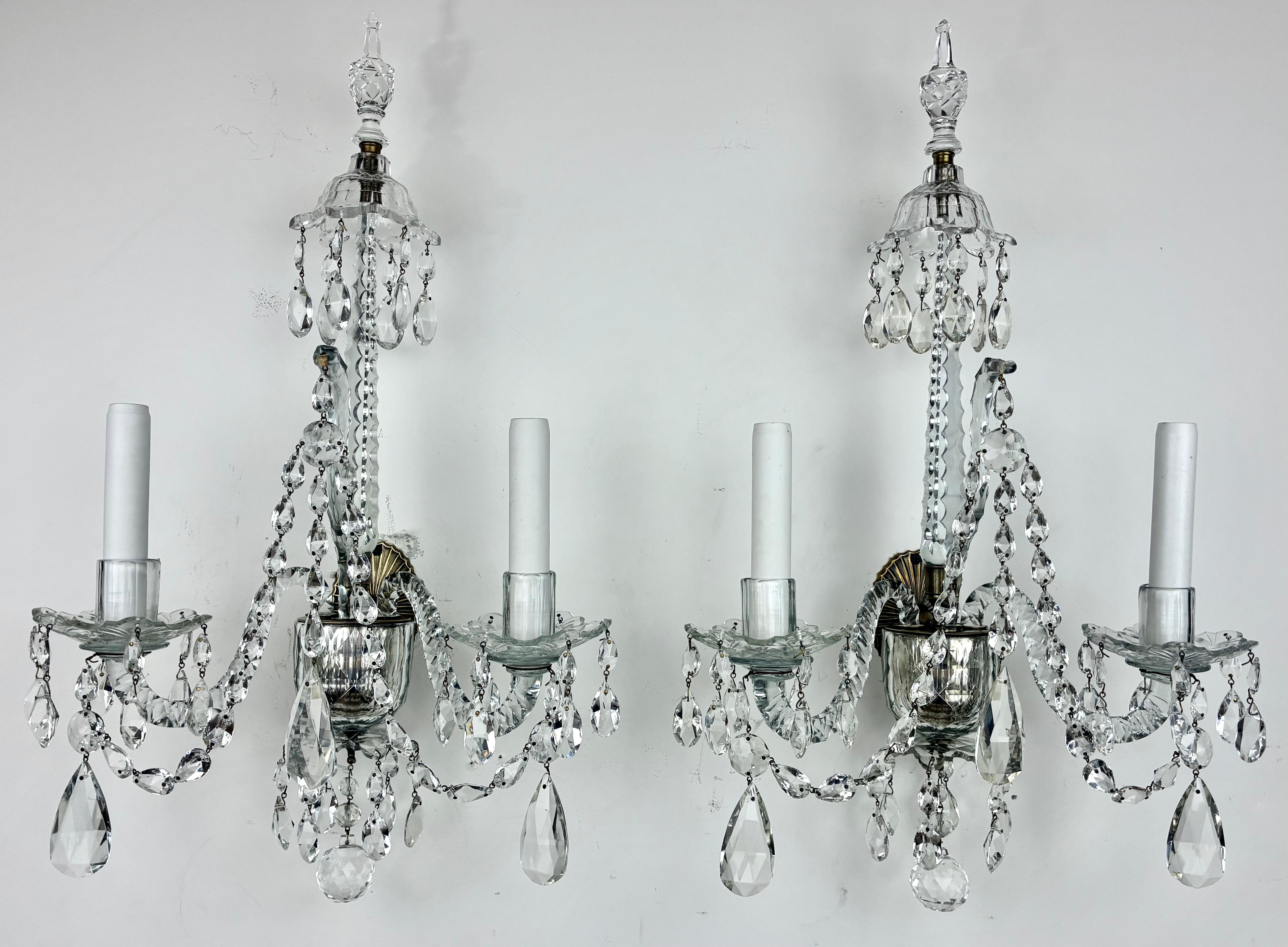 Cristal Paire d'appliques en cristal taillé de style géorgien Appliques à deux lumières en vente