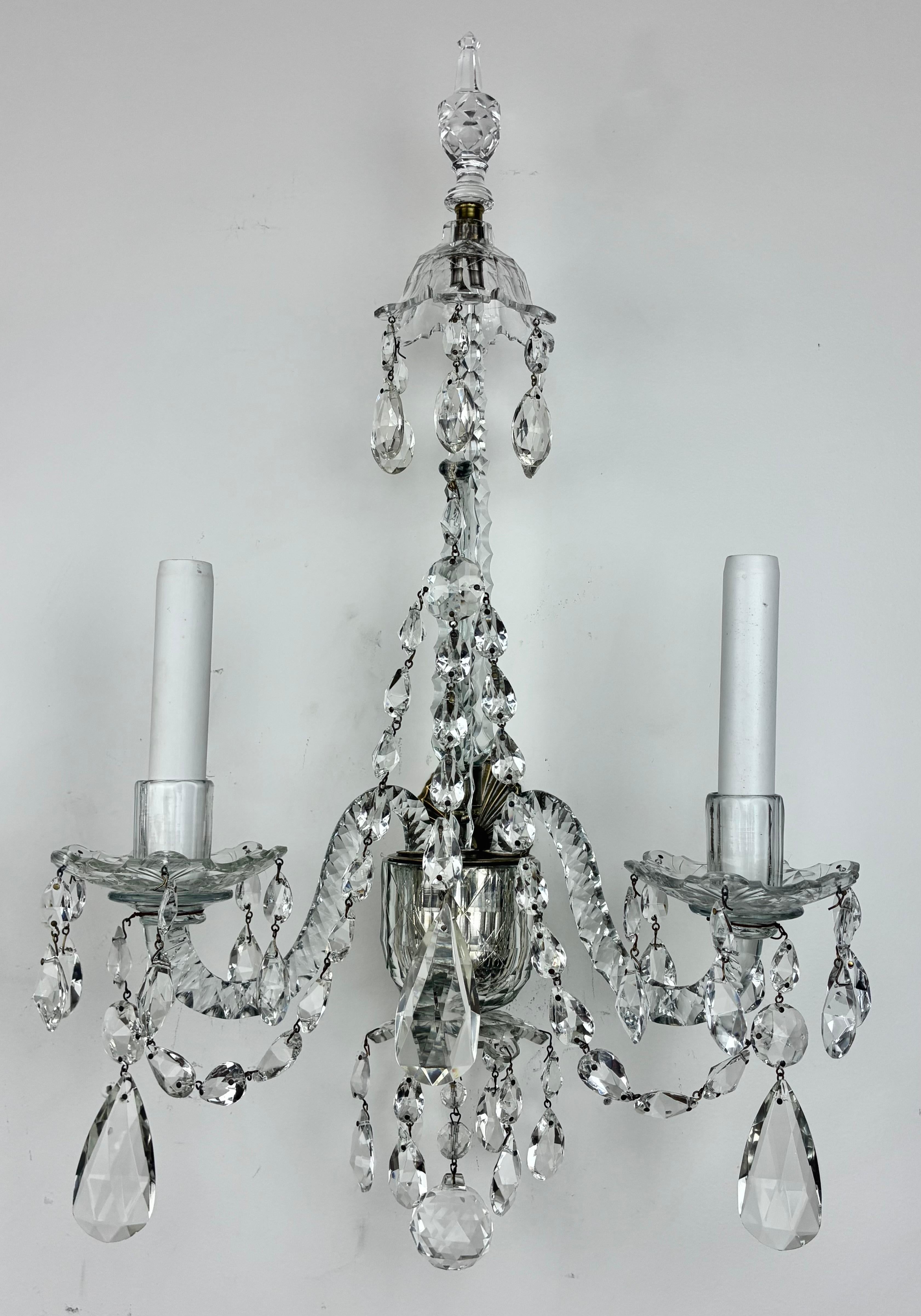 Paire d'appliques en cristal taillé de style géorgien Appliques à deux lumières en vente 1