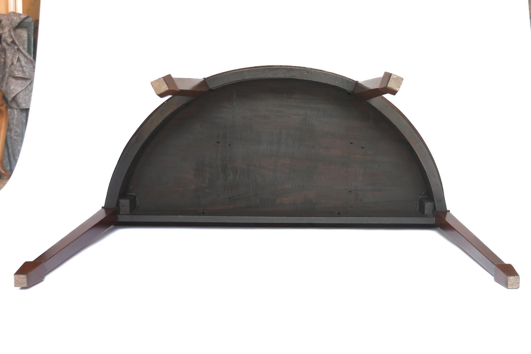 Paire de tables console Demi Lune en acajou de style géorgien
Dessus en acajou massif
Frise unie
4 pieds fuselés carrés, avec
Pieds en forme de bêche
Récemment polie
Tables de bonne qualité