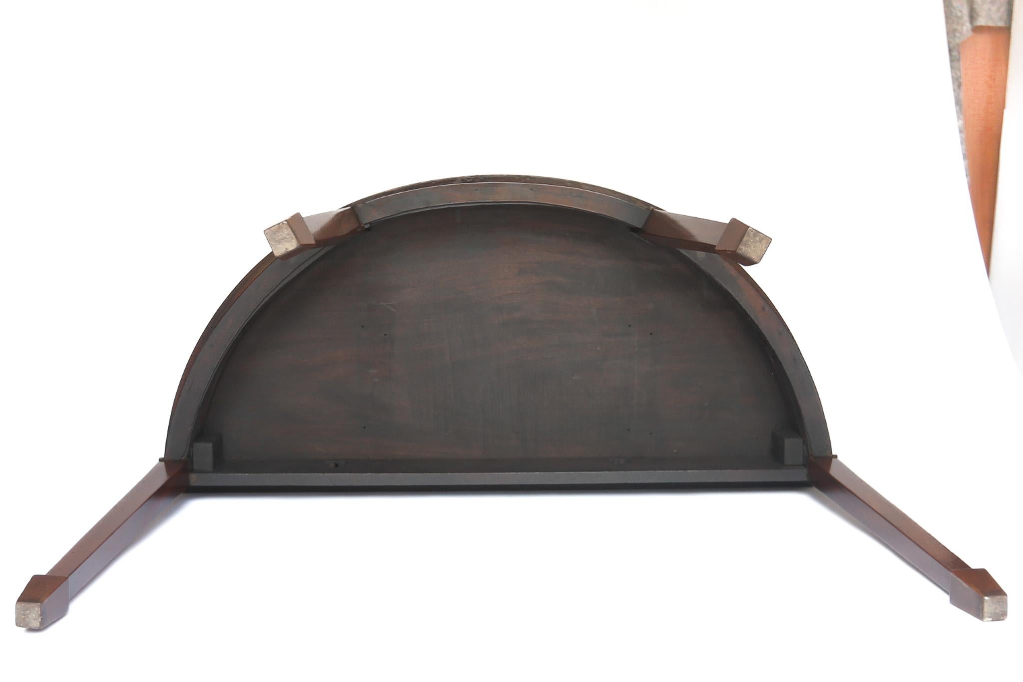 Britannique Paire de tables console Demi Lune en acajou de style géorgien en vente