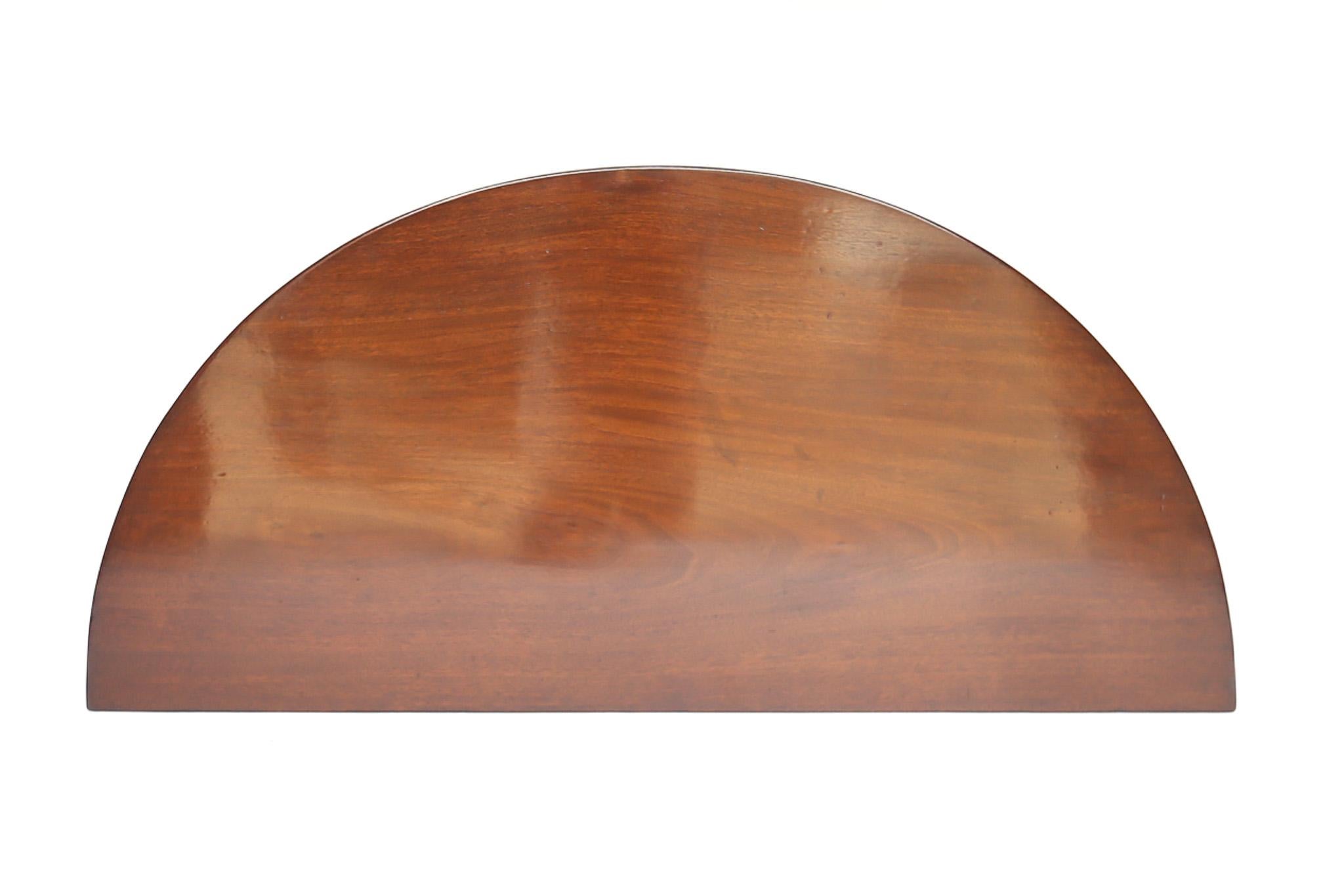 Poli Paire de tables console Demi Lune en acajou de style géorgien en vente