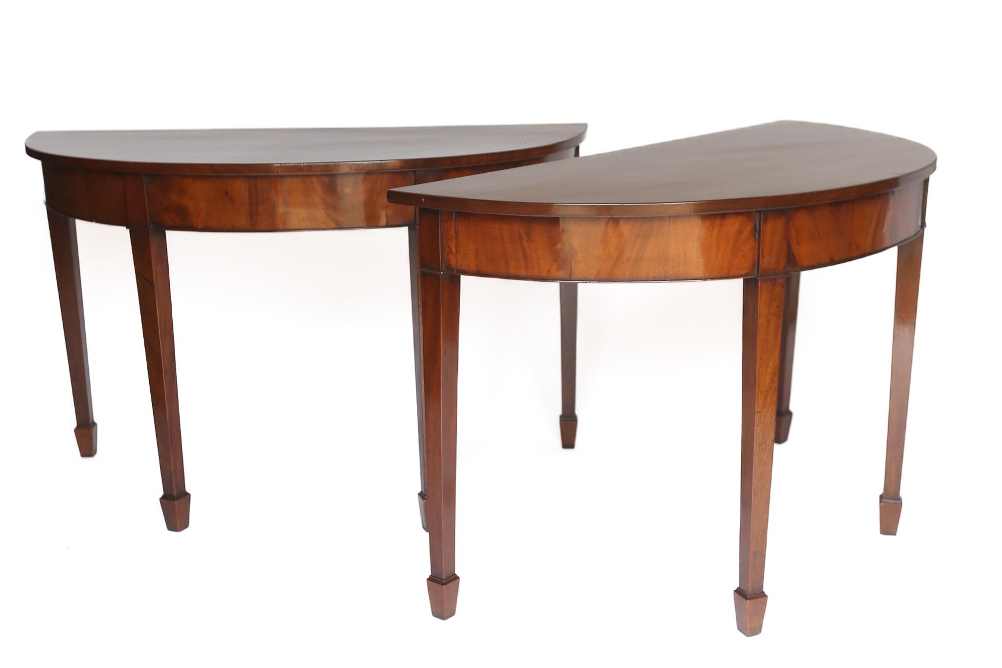 Paire de tables console Demi Lune en acajou de style géorgien Bon état - En vente à Dereham, GB