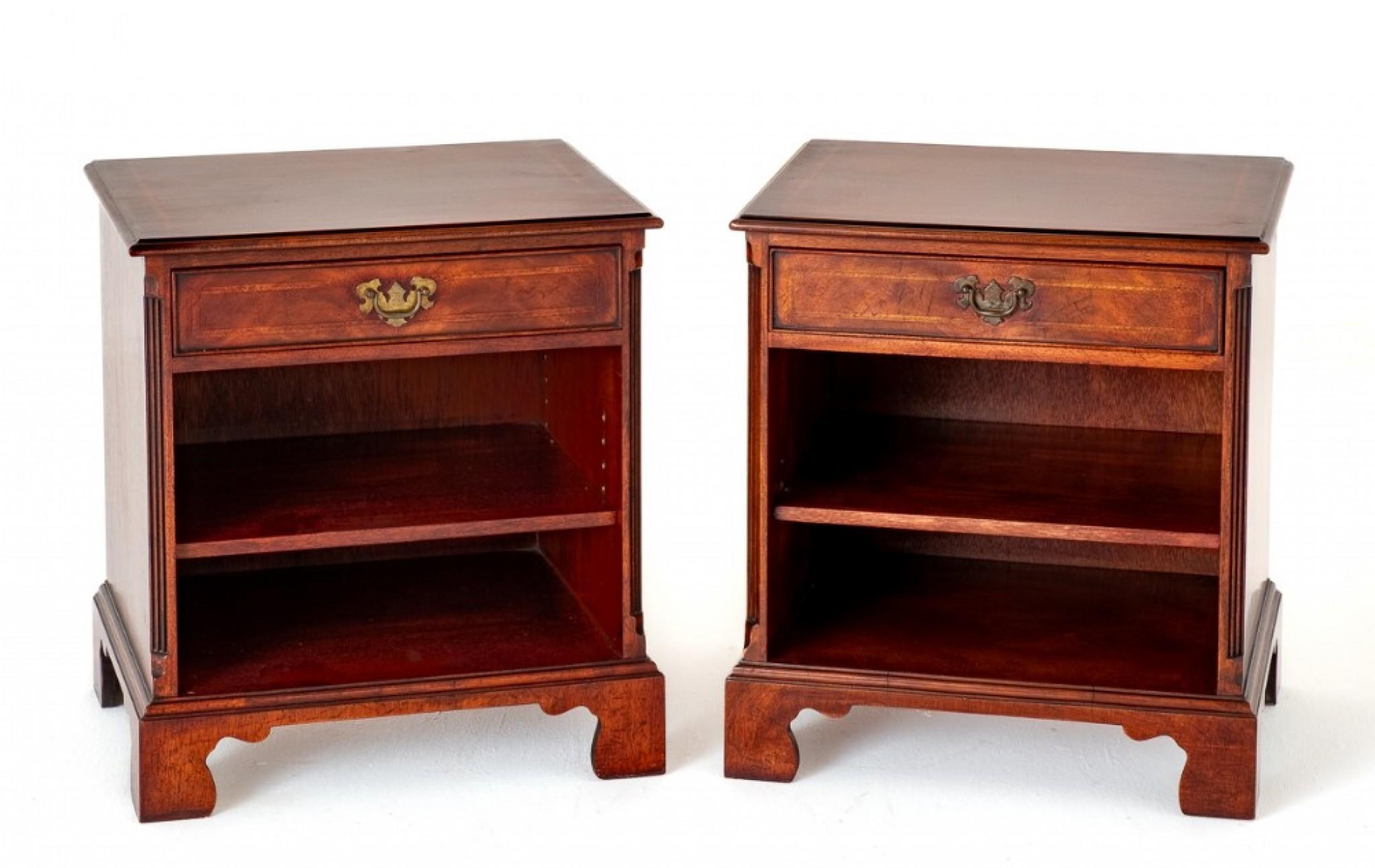 Pair of Mahogany Georgian Revival Bedside Cabinets.
These Bedside Cabinets Stand upon Bracket Feet.
Circa 1920
Both Cabinets Feature 1 x Adjustable Shelf.
The Oak Lined Drawers Having Herringbone and Boxwood Line Inlays.
The Tops of the Cabinets