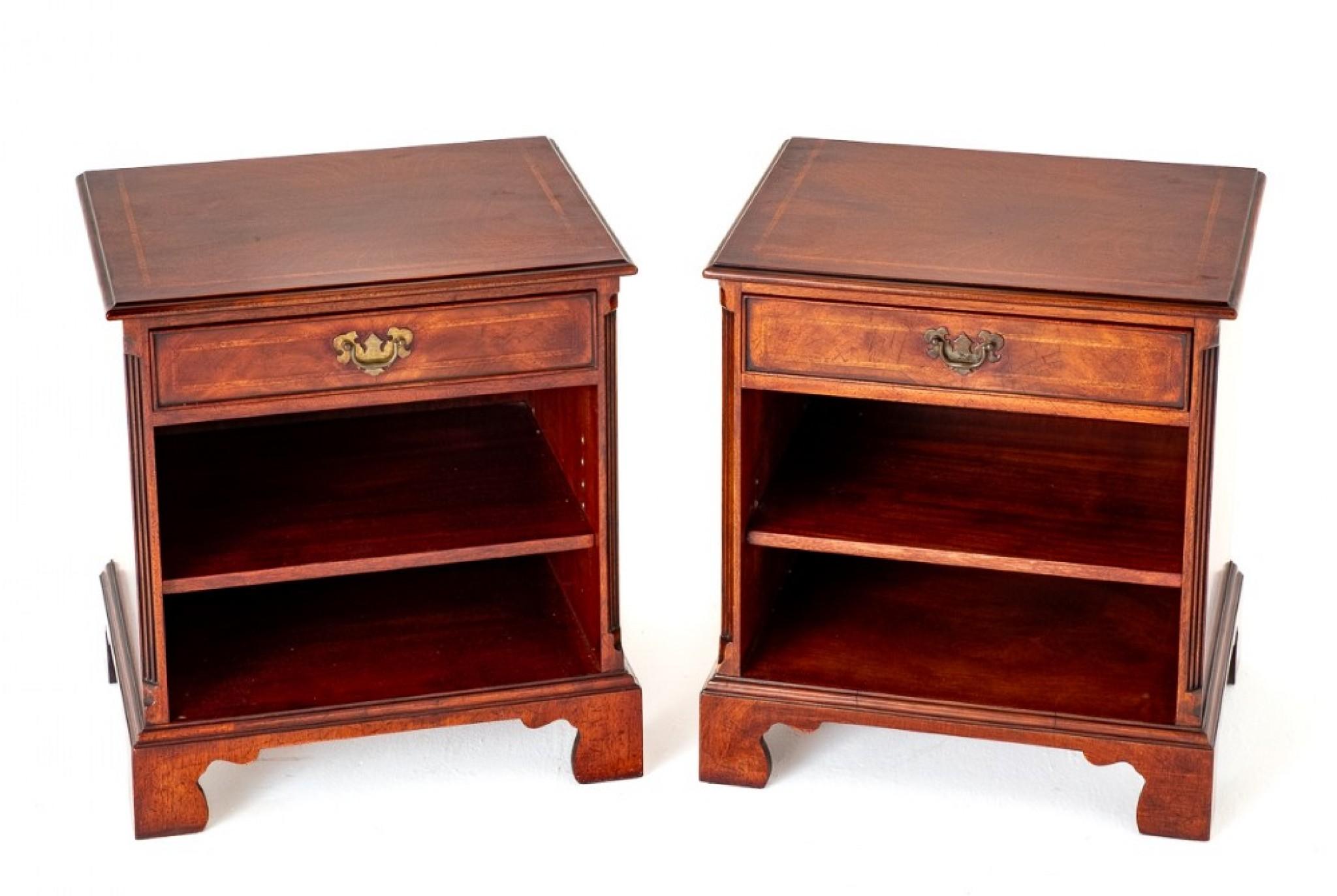 Early 20th Century Pair Georgian Revival Bedside Chests Nightstands For Sale